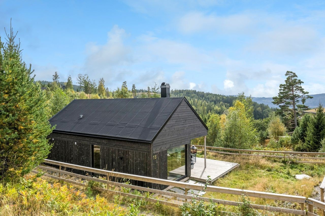 Hytta ligger fint til på Mjøsli på Espa! Galleribilde