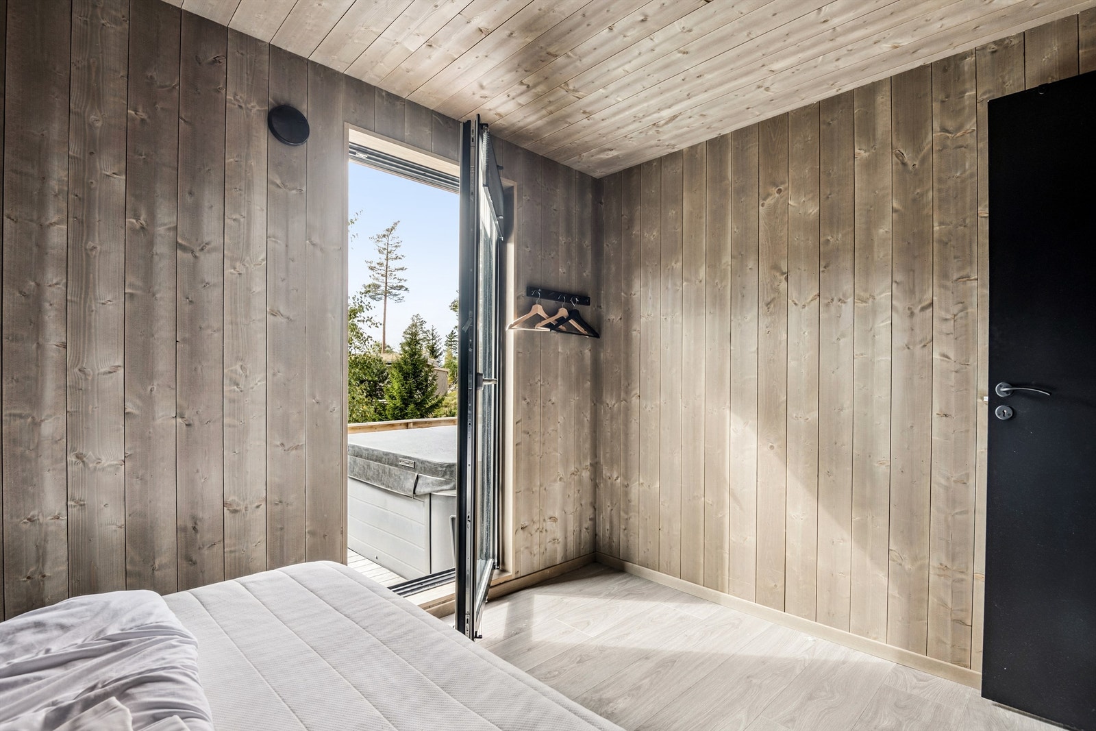 Fra hovedsoverom er det direkte adkomst til terrasse med jacuzzi. Galleribilde