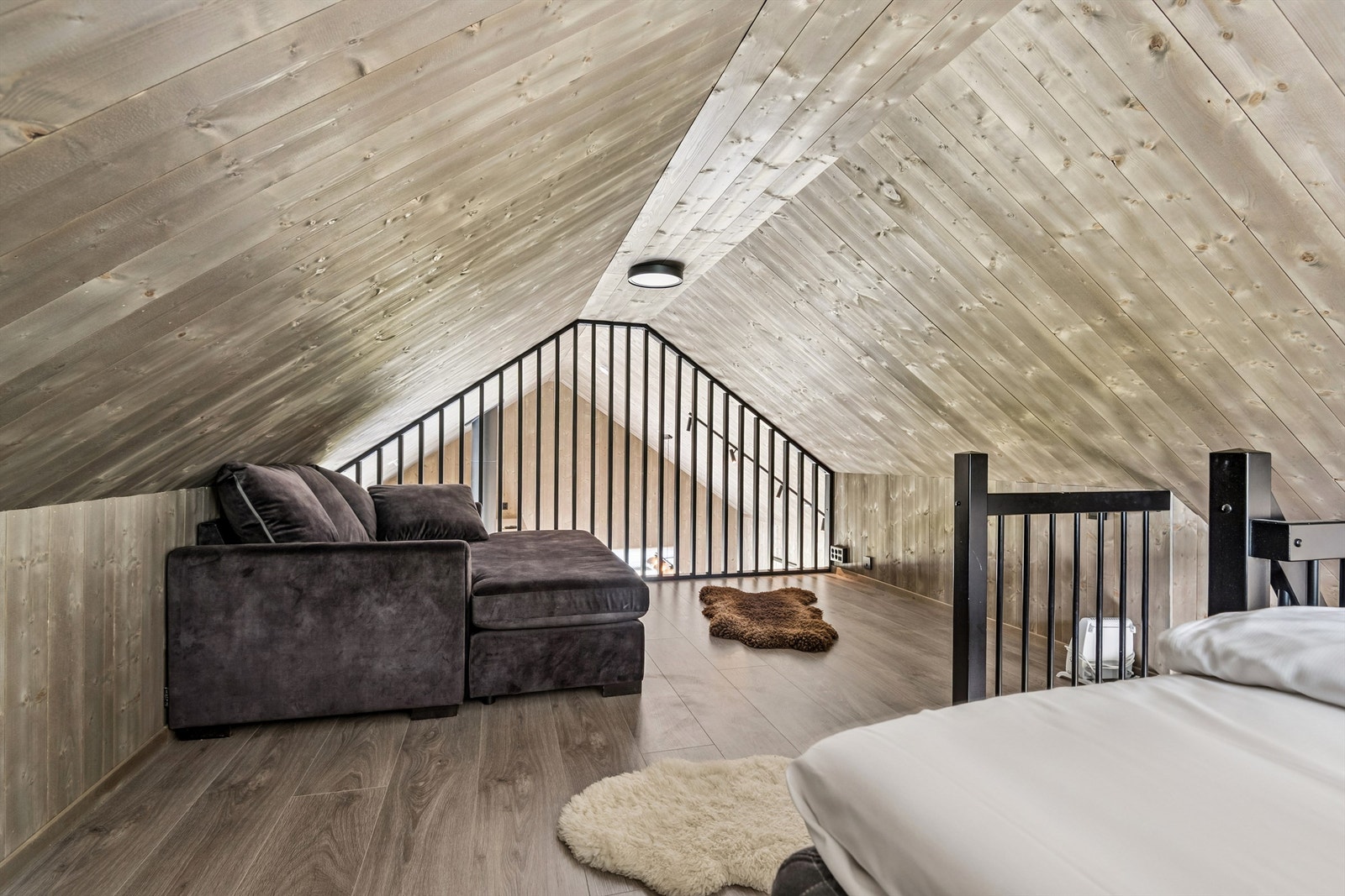 Hemsen har ikke har godkjent rømningsvei og lav takhøyde, og er ikke godkjent til varig opphold. Den er allikevel meget anvendelig, og tilfører hytta flere bruksområder. Galleribilde