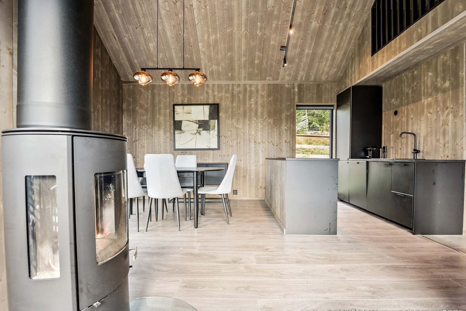 Peisovnen er en sentral del av rommet, og er en effektiv kilde til oppvarming i tillegg til elektrisk varme. Galleribilde