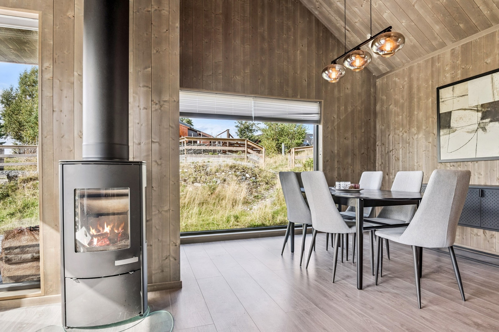 Spiseplassen er rammet inn av store vindusflater med 3-lags glass som bringer naturen helt inn! Galleribilde