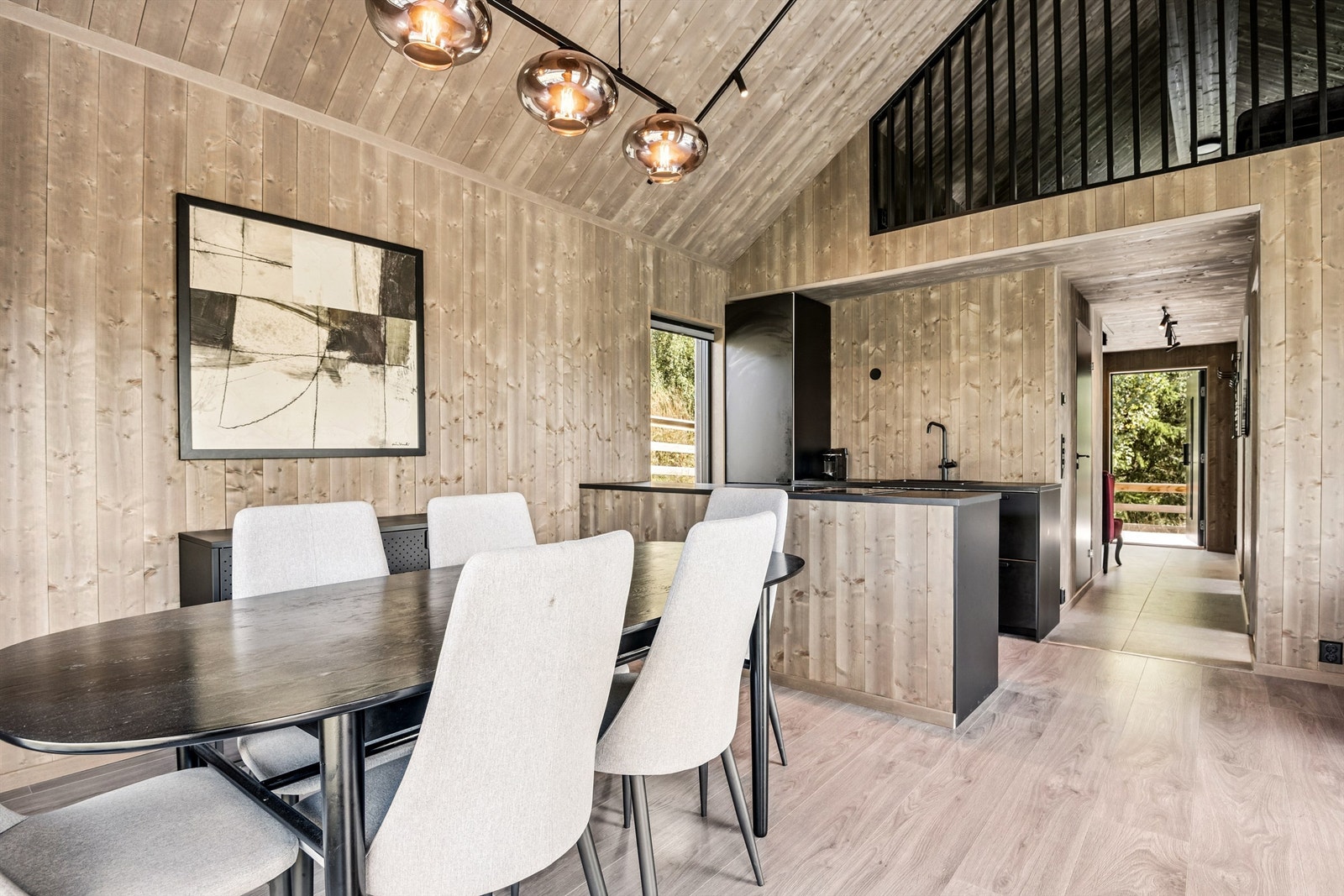 Kjøkkenet er praktisk utformet med halvøy mot spisestue. Galleribilde