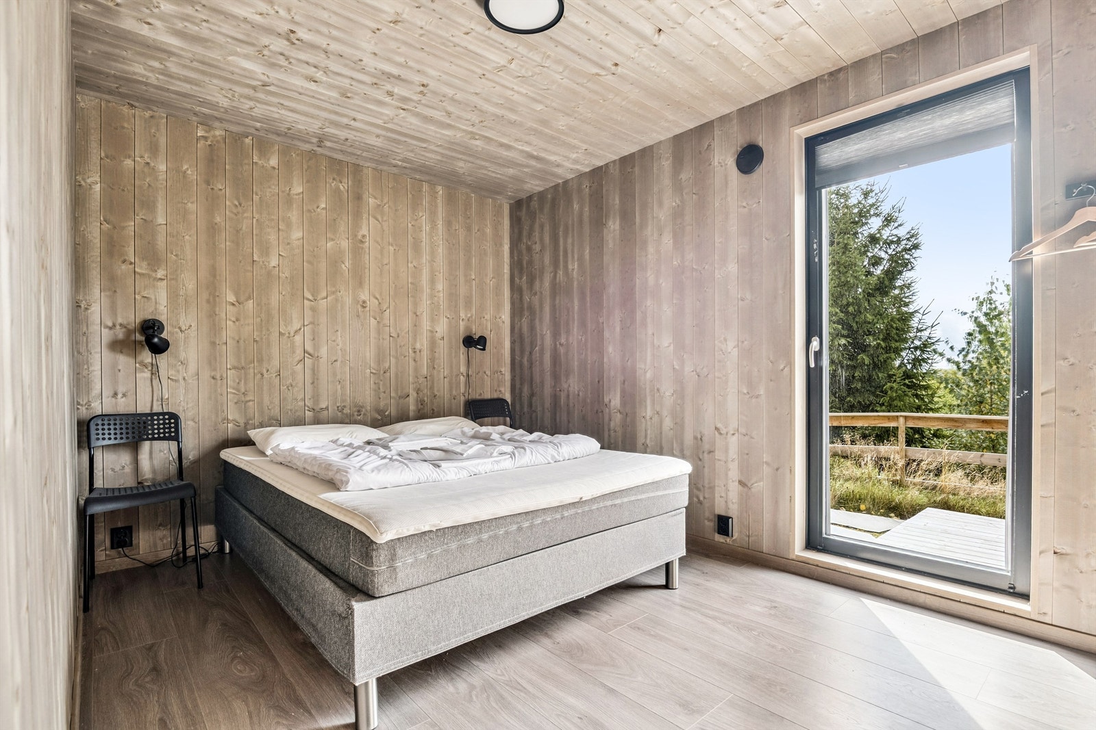 Hytta har to soverom i hovedetasjen, begge av fin størrelse. Galleribilde