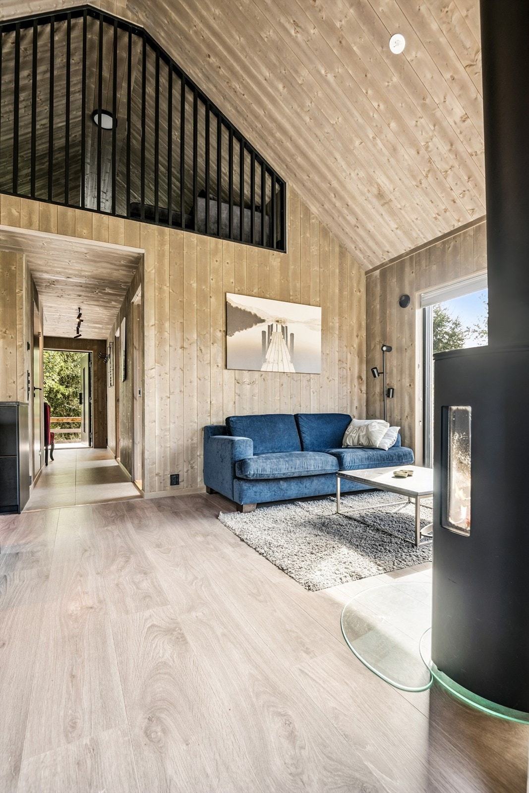 Fra entré og innergang åpner hytta seg opp med en gjennomgående og sosial planløsning, åpent mot hems. Galleribilde