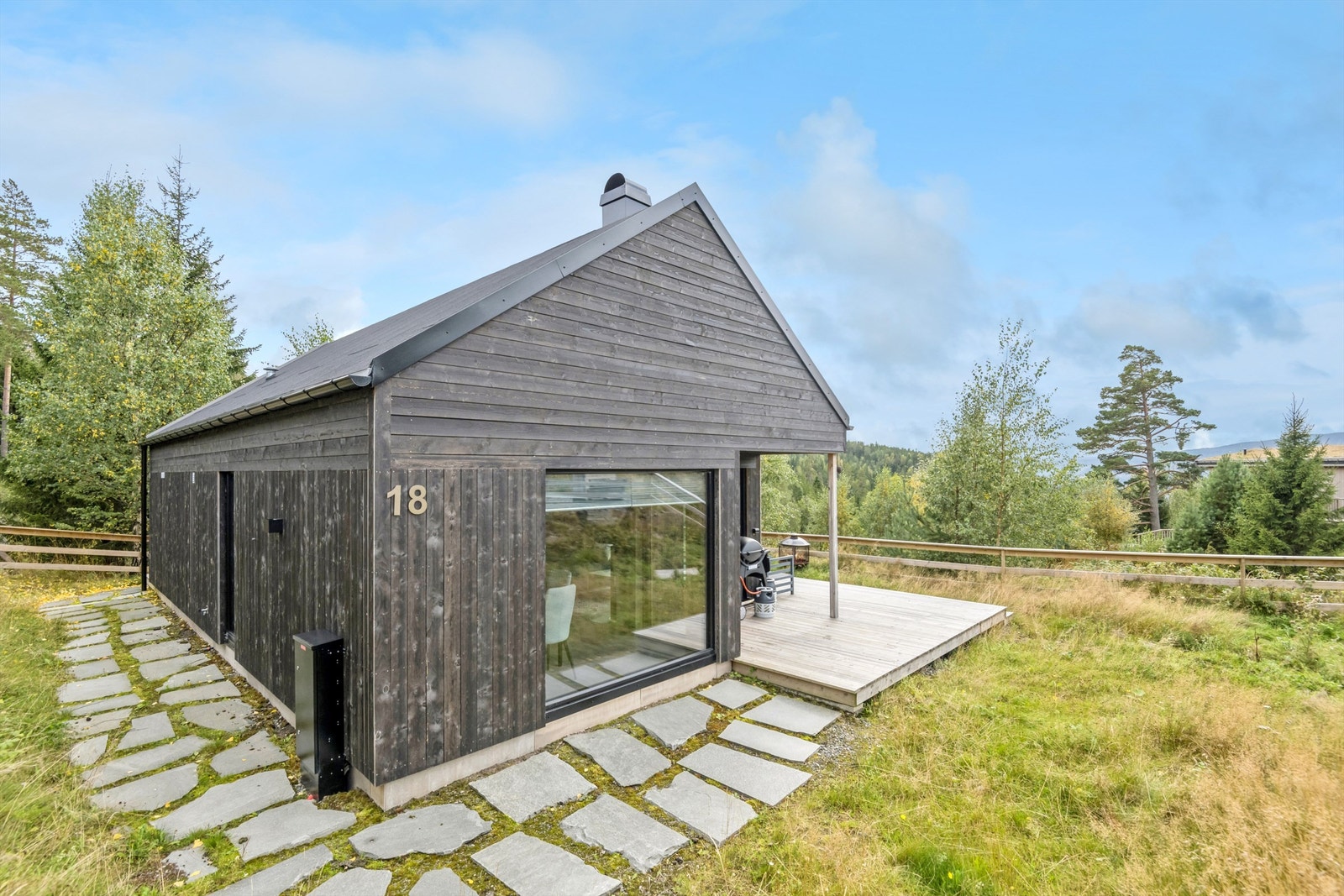 Hytta ligger fint til i blindvei, i naturskjønne omgivelser og med naturlig vegetasjon på tomten. Galleribilde