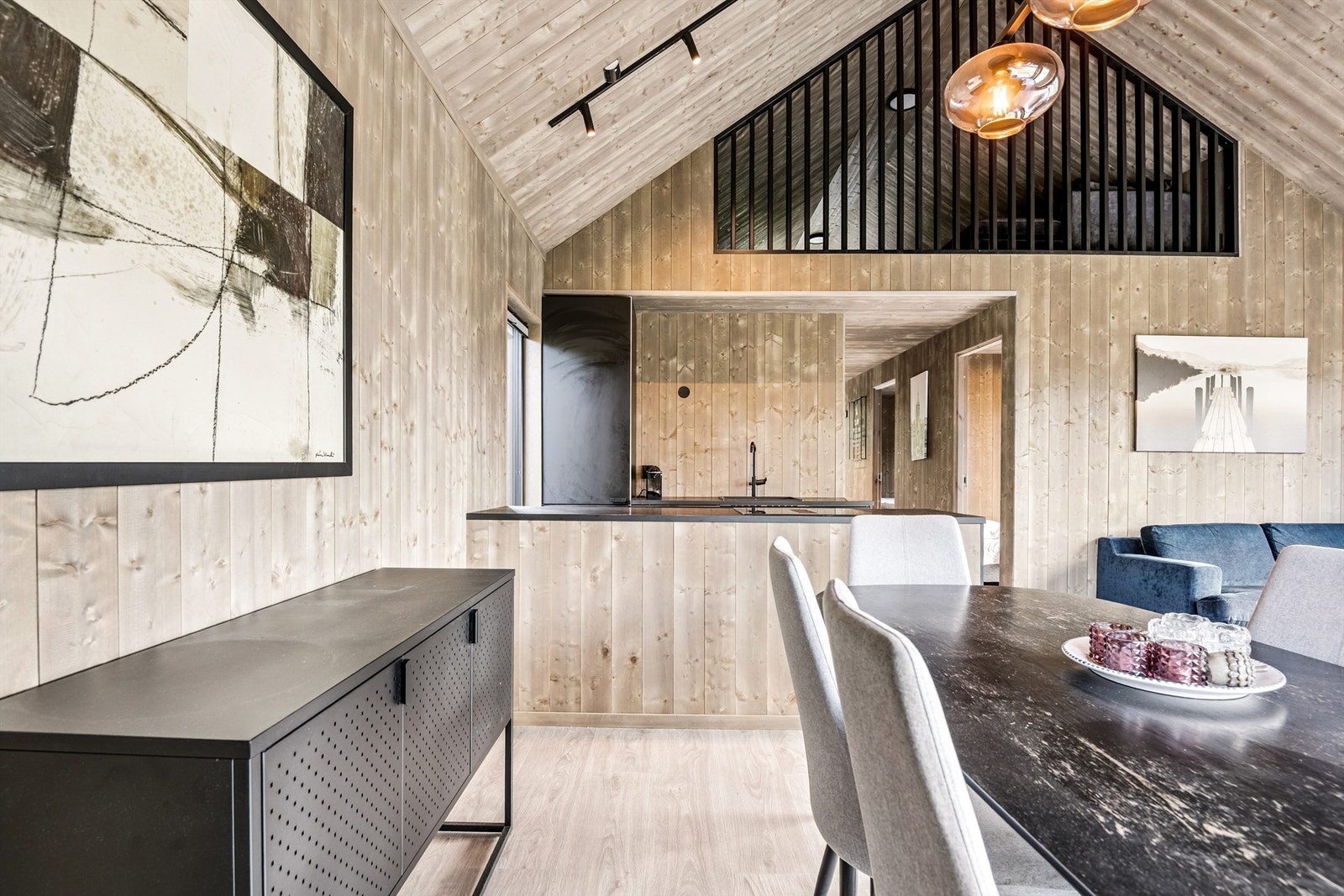 Kjøkkenet har en åpen forbindelse til spisestuen. Galleribilde