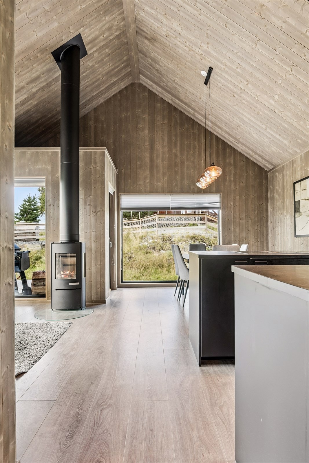 Flott takhøyde i stue/kjøkken som gir god romfølelse. Galleribilde