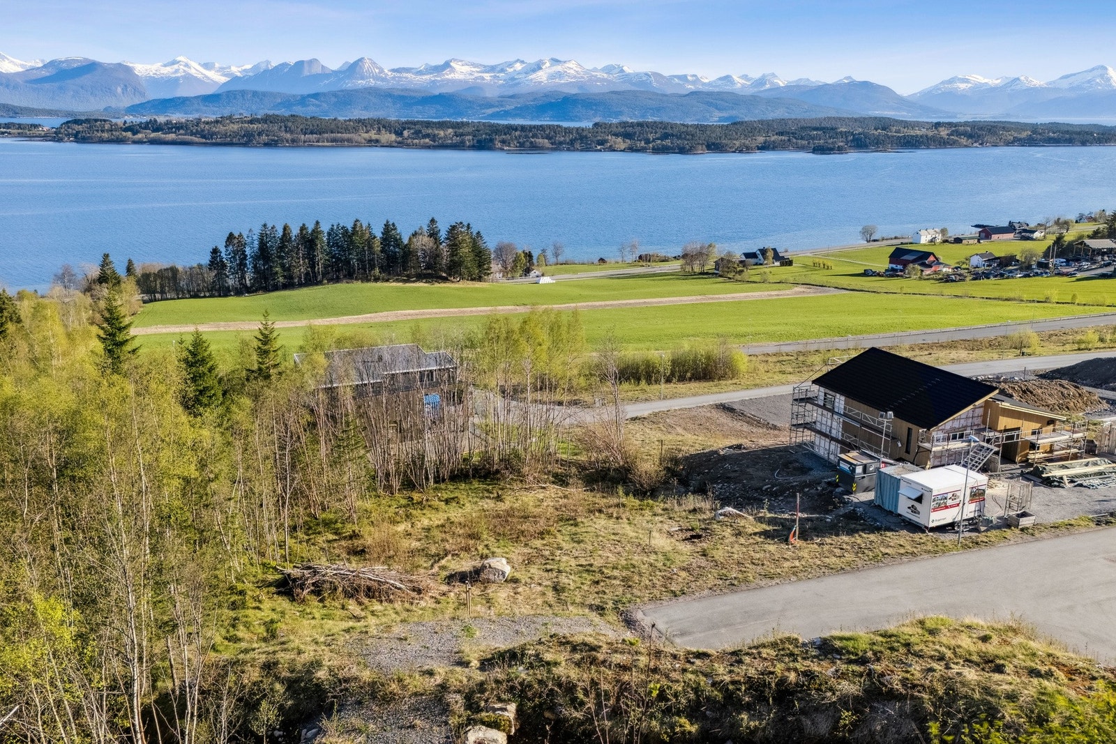 Den er regulert til frittliggende enebolig eller frittliggende enebolig med sekundærleilighet. Galleribilde