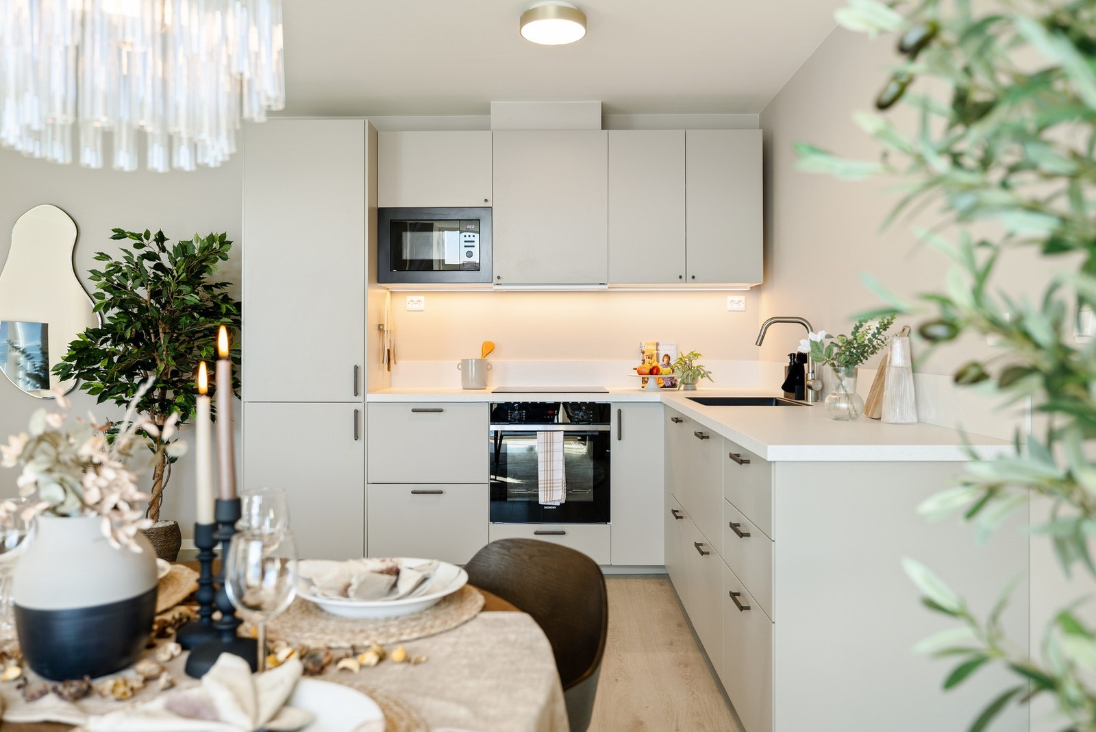 Kjøkkenet har montert en ny, innholdsrik L-formet kjøkkeninnredning bestående av benkeskap, høyskap og overskap Galleribilde