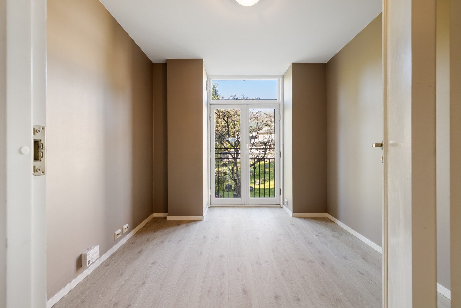 Soverom nr. 2 har også fransk balkong, med samme rolige beliggenheten. Galleribilde