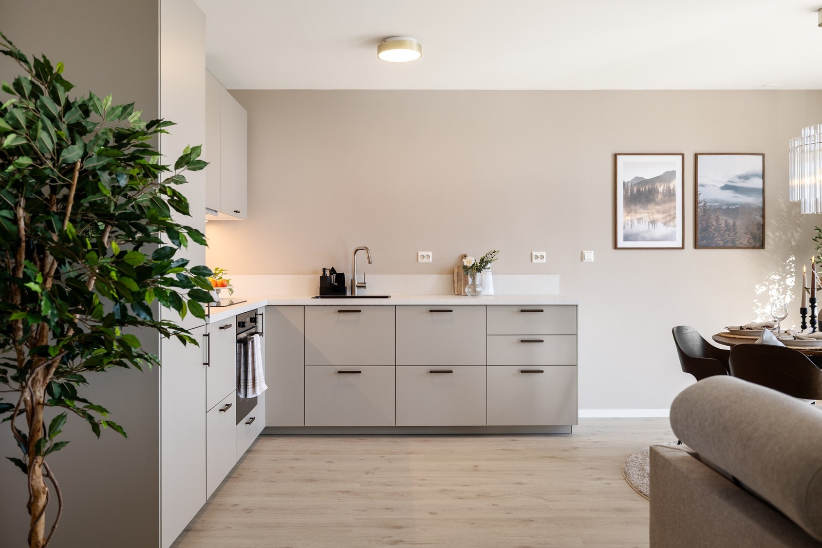 Innredningen har lyse, glatte fronter med softclose Galleribilde