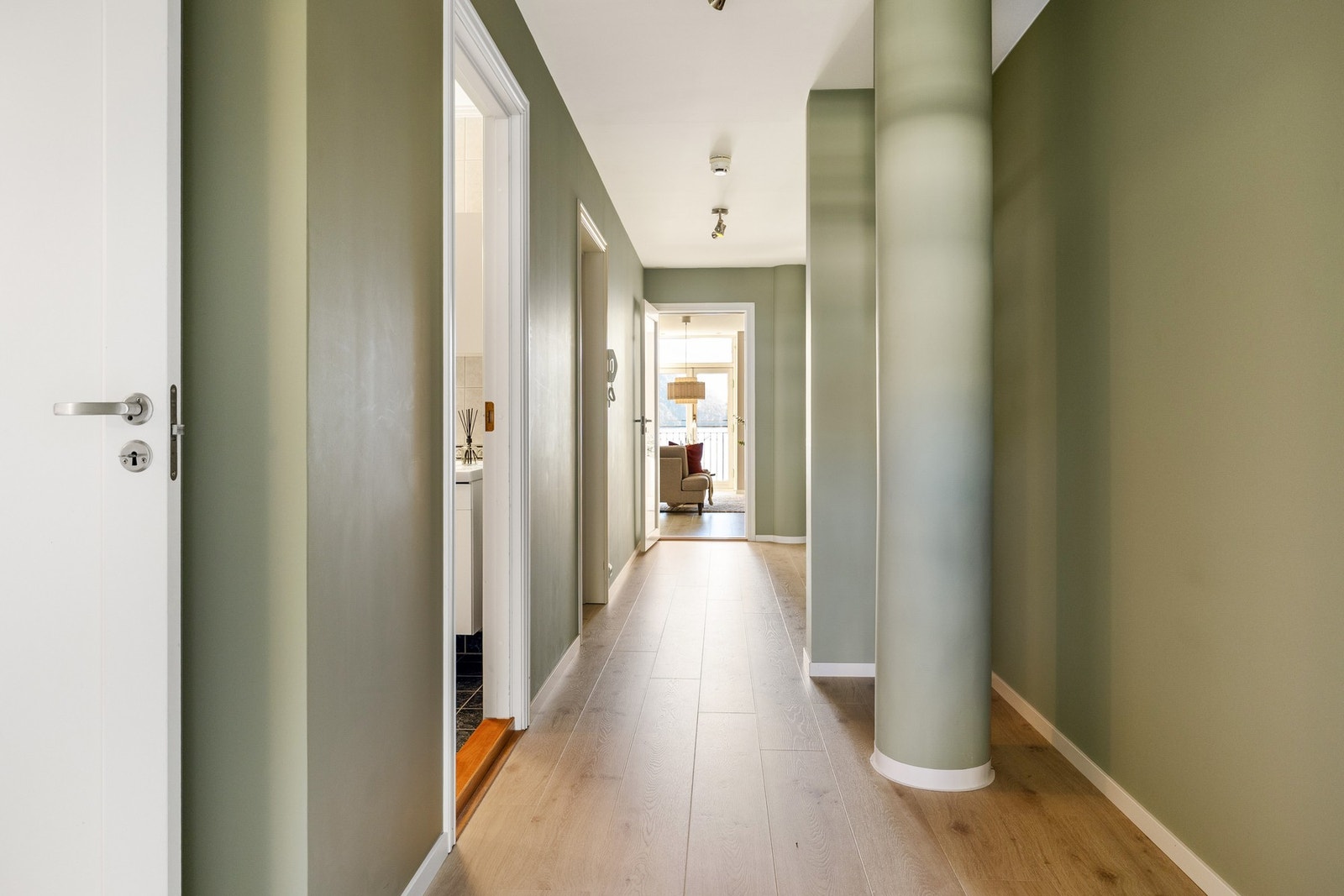 Leiligheten har tilkomst fra både heis og trapperom, med praktisk porttelefon for åpning av ytterdør Galleribilde