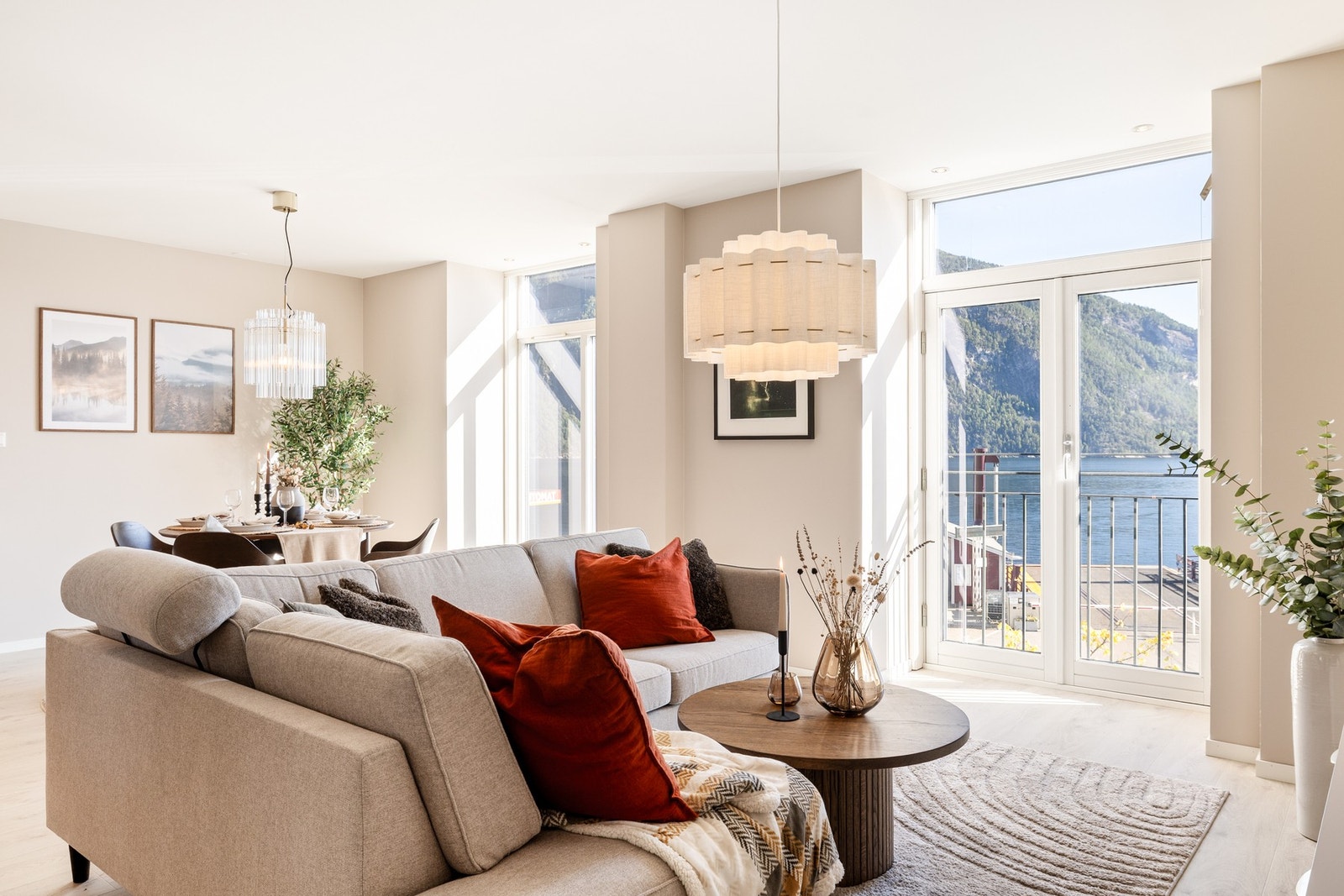 Stuen er lys og innbydende med store vindusfelt, og franske balkong som gir mye naturlig lys og utnytter den fantastiske fjordutsikten maksimalt! Galleribilde