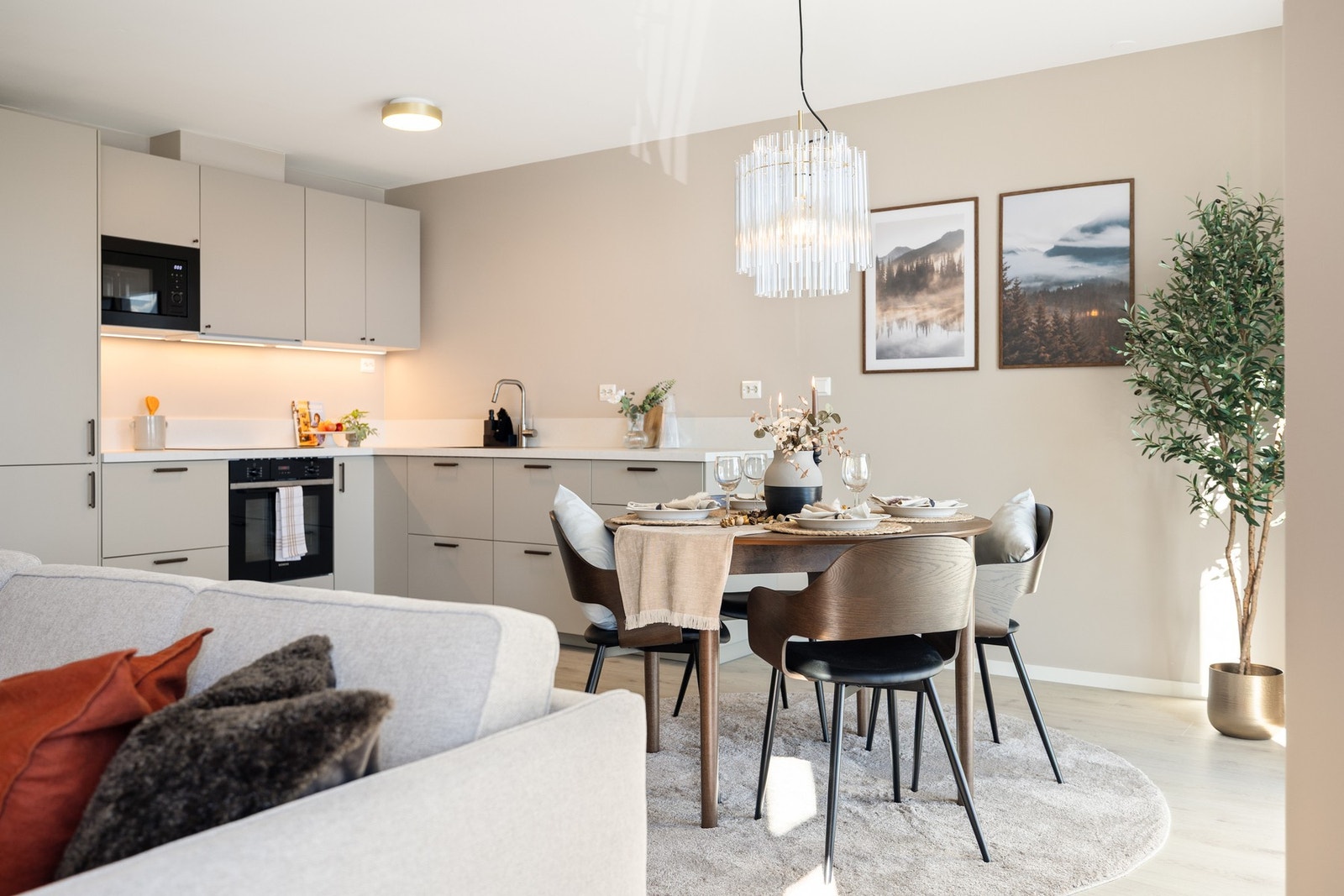 Stuen ligger i en åpen, arealeffektiv løsning mot kjøkkenet Galleribilde