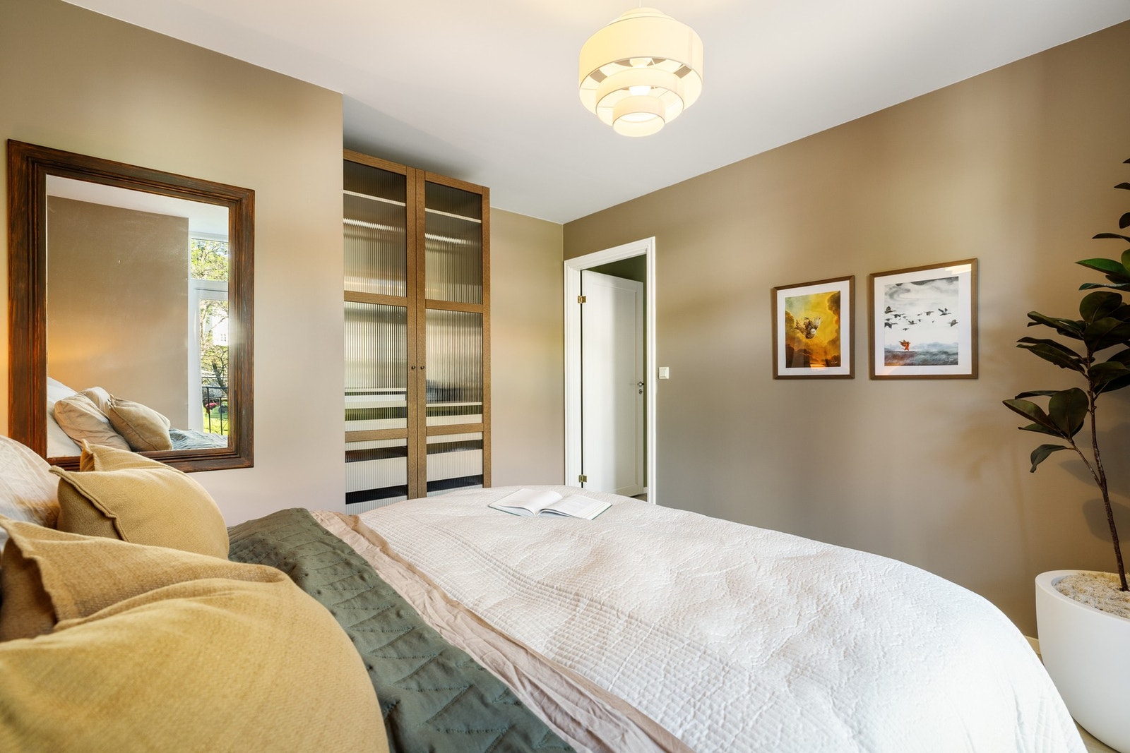 Soverommet har montert garderobeløsning Galleribilde