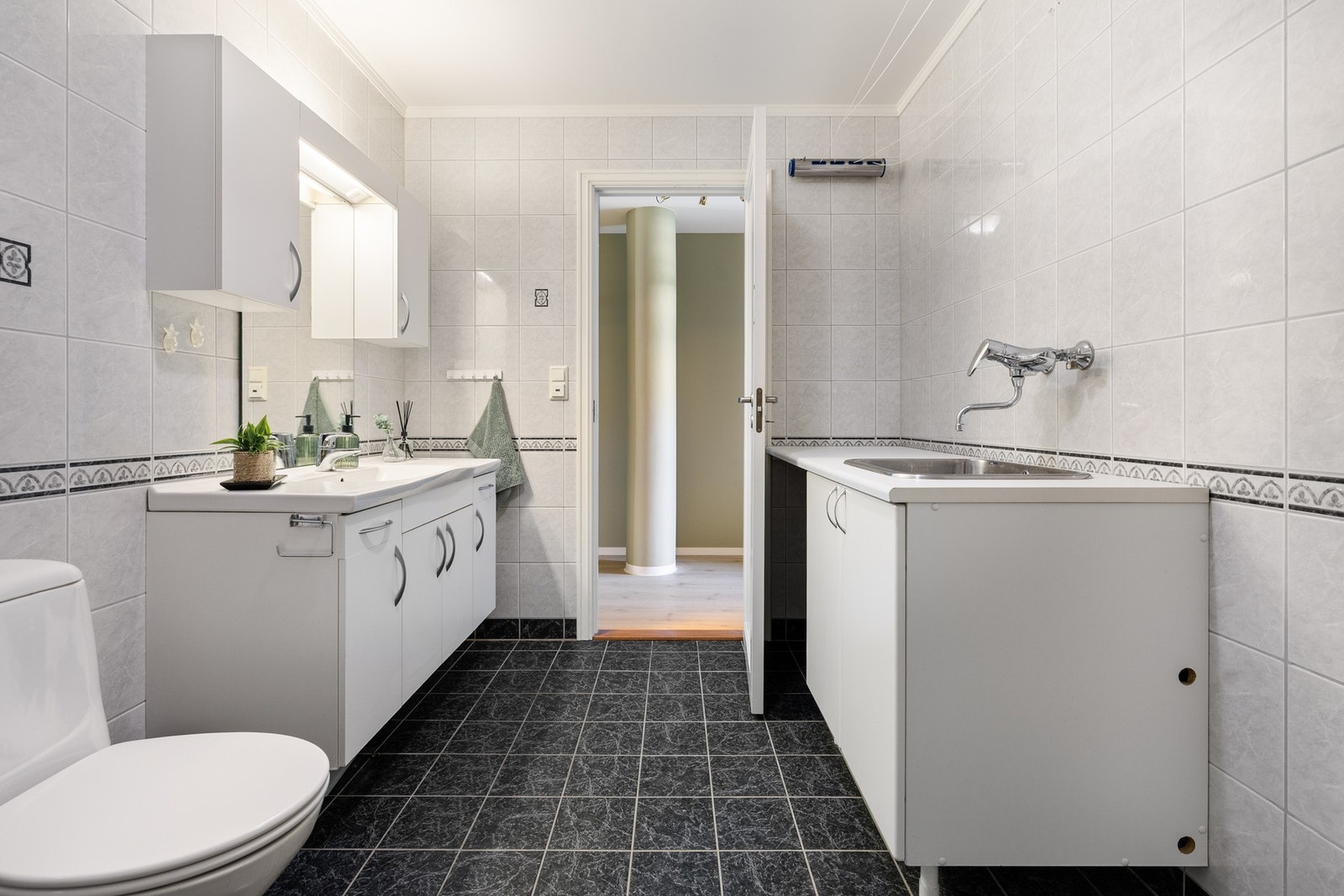 Det er montert baderomsinnredning med helstøpt servantplate, toalett, dusjnisje i glass, samt vaskeromsinnredning med skyllekum, vvbereder, rørskap for rør-i-rør og opplegg for vaskemaskin Galleribilde