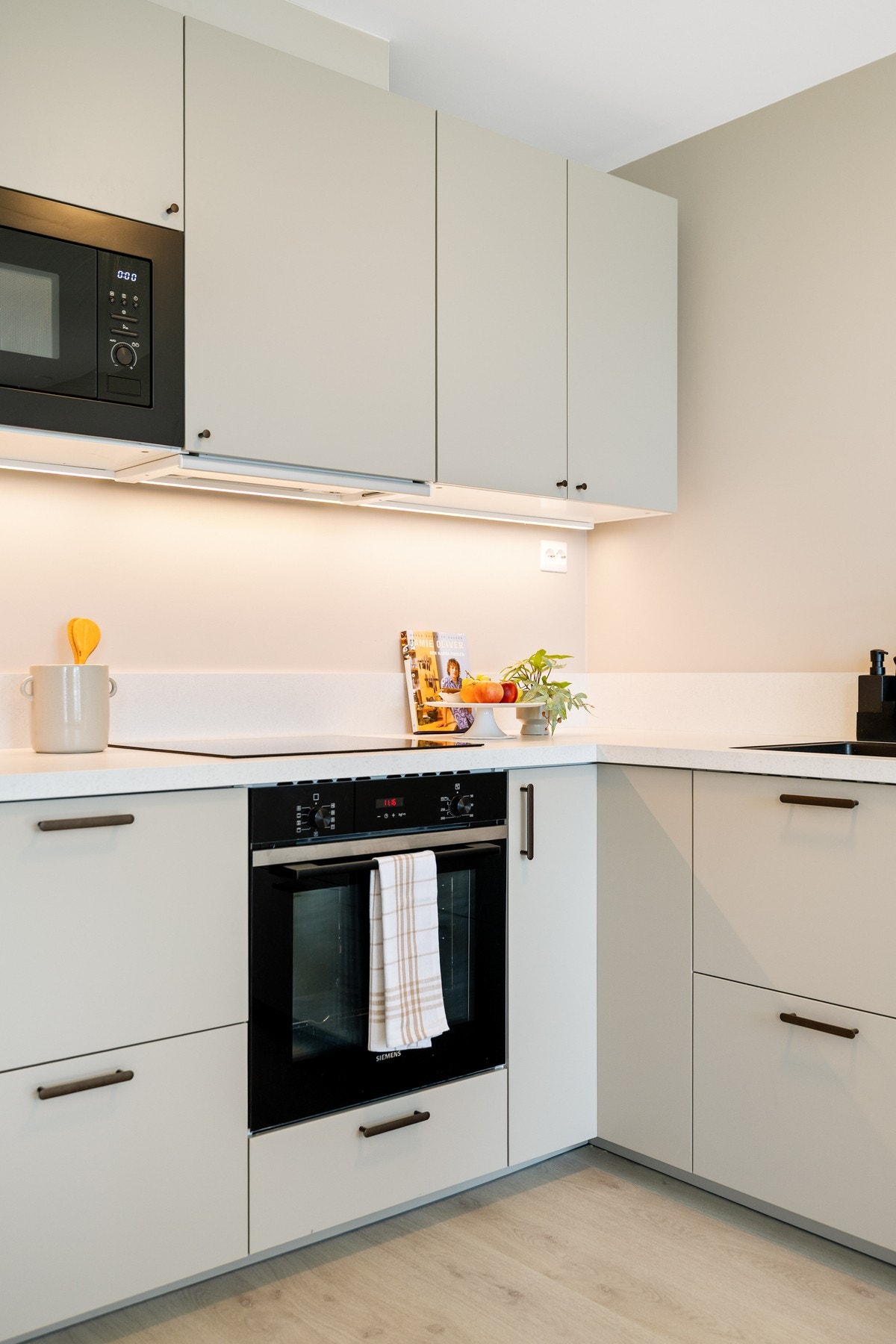 Det er montert integrert komfyr, induksjonstopp, micro, samt fullintegrert oppvaskmaskin og kjøleskap/fryser Galleribilde