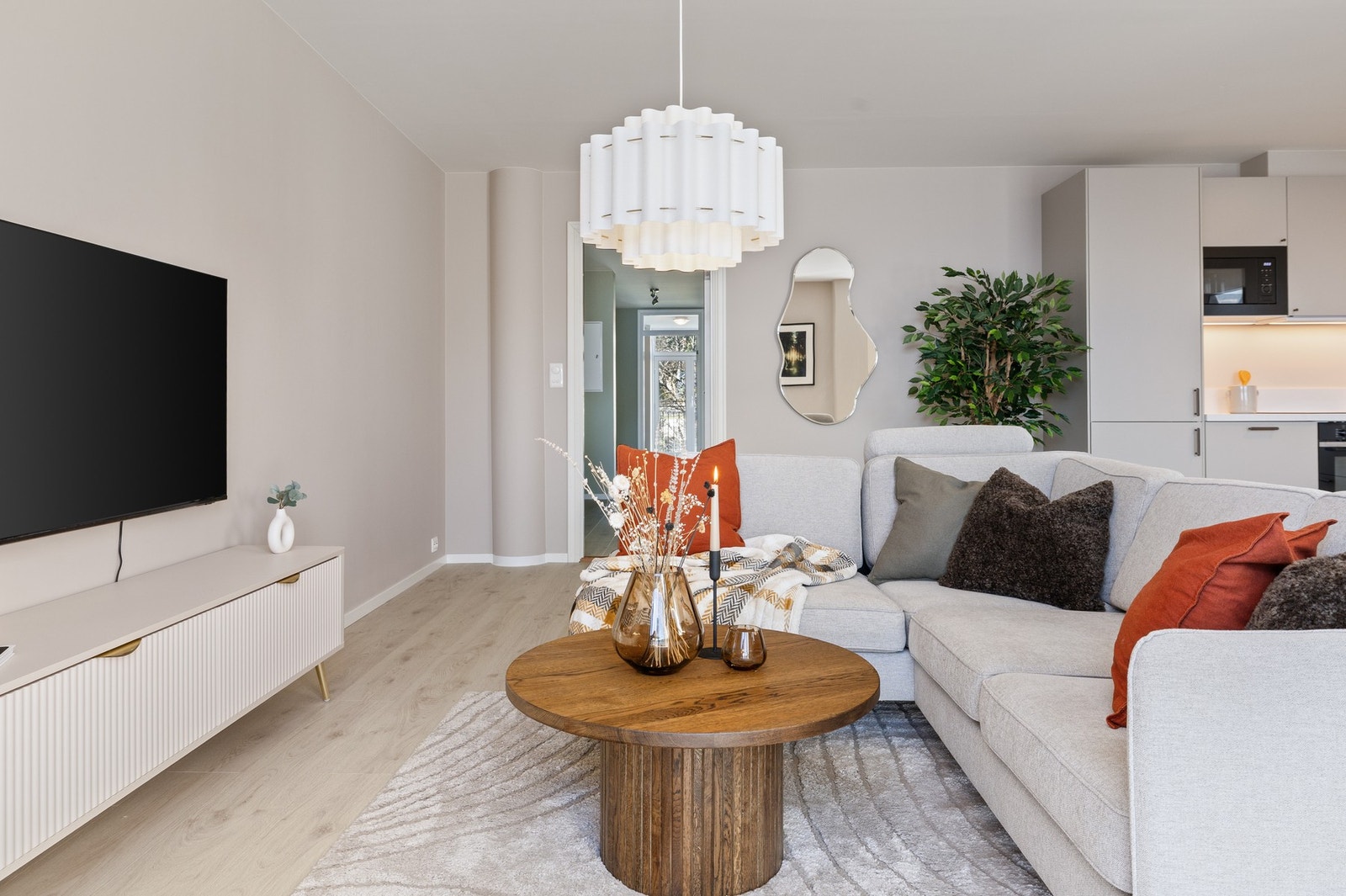 Stuen har montert downlights, og glassdør mot gang som også gir dagslys i entrèen Galleribilde