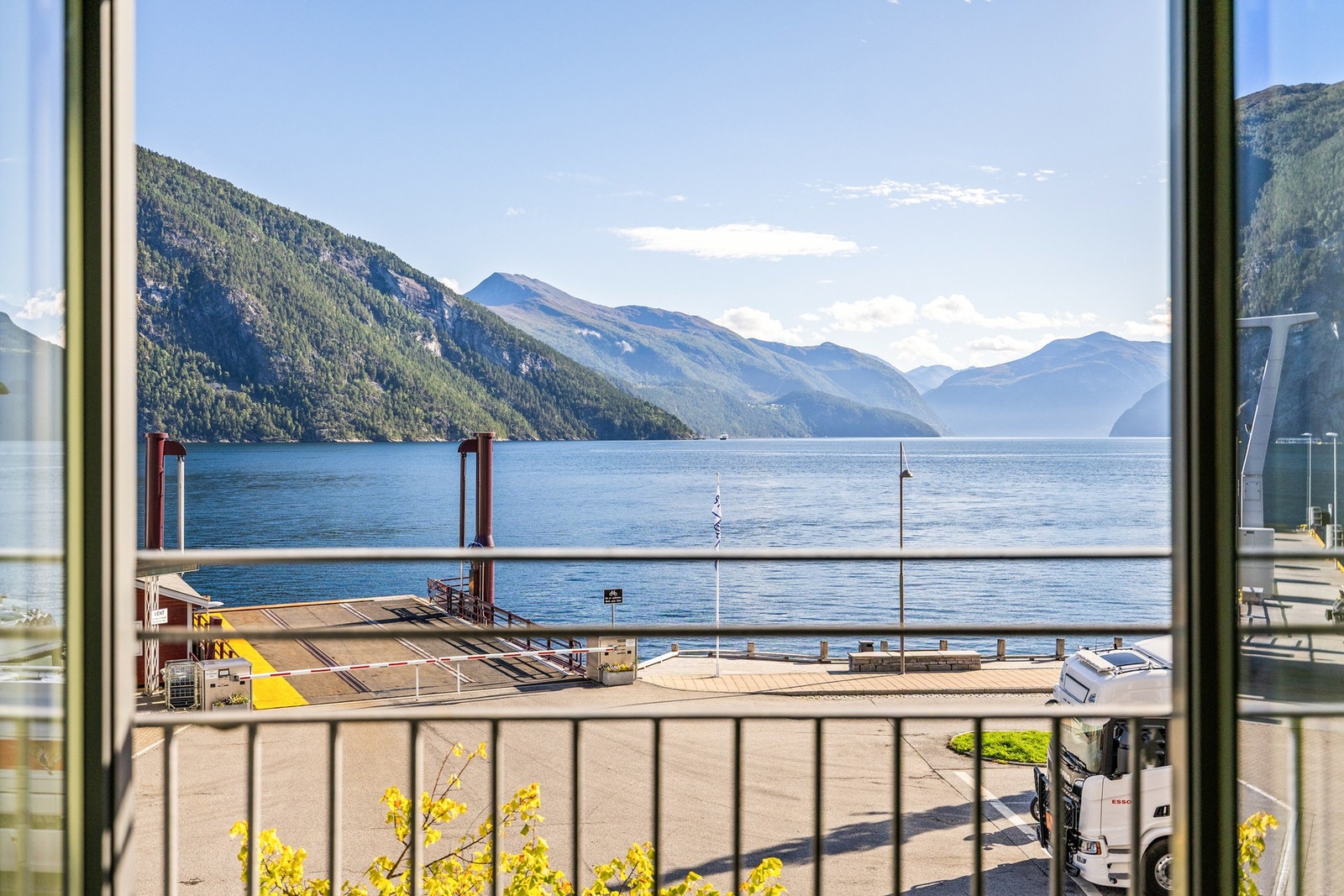 Leiligheten har gode solforhold, og en fantastisk utsikt utover Storfjorden Galleribilde