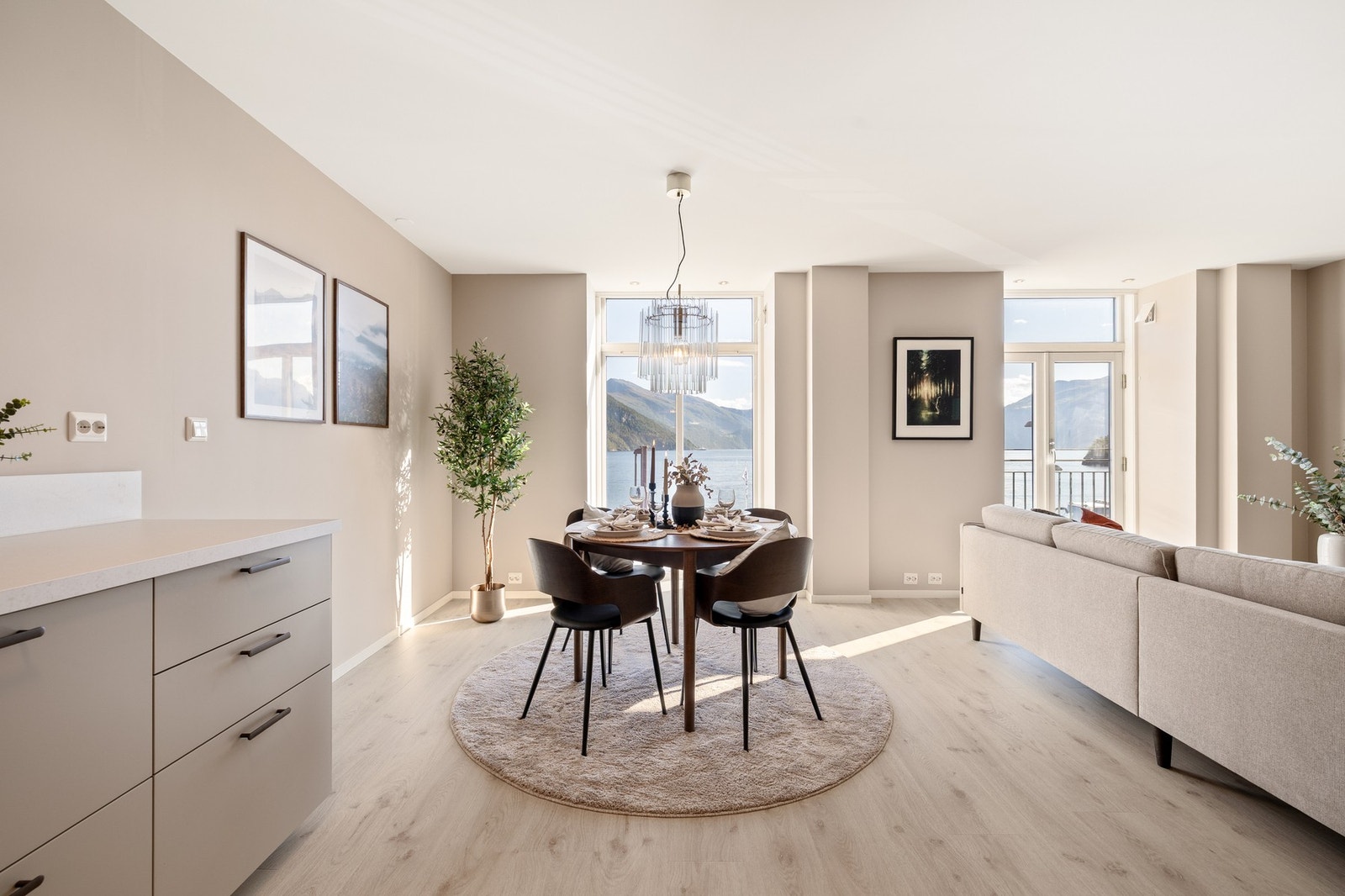 Rommet har god plass både til sittegruppe og spisegruppe Galleribilde