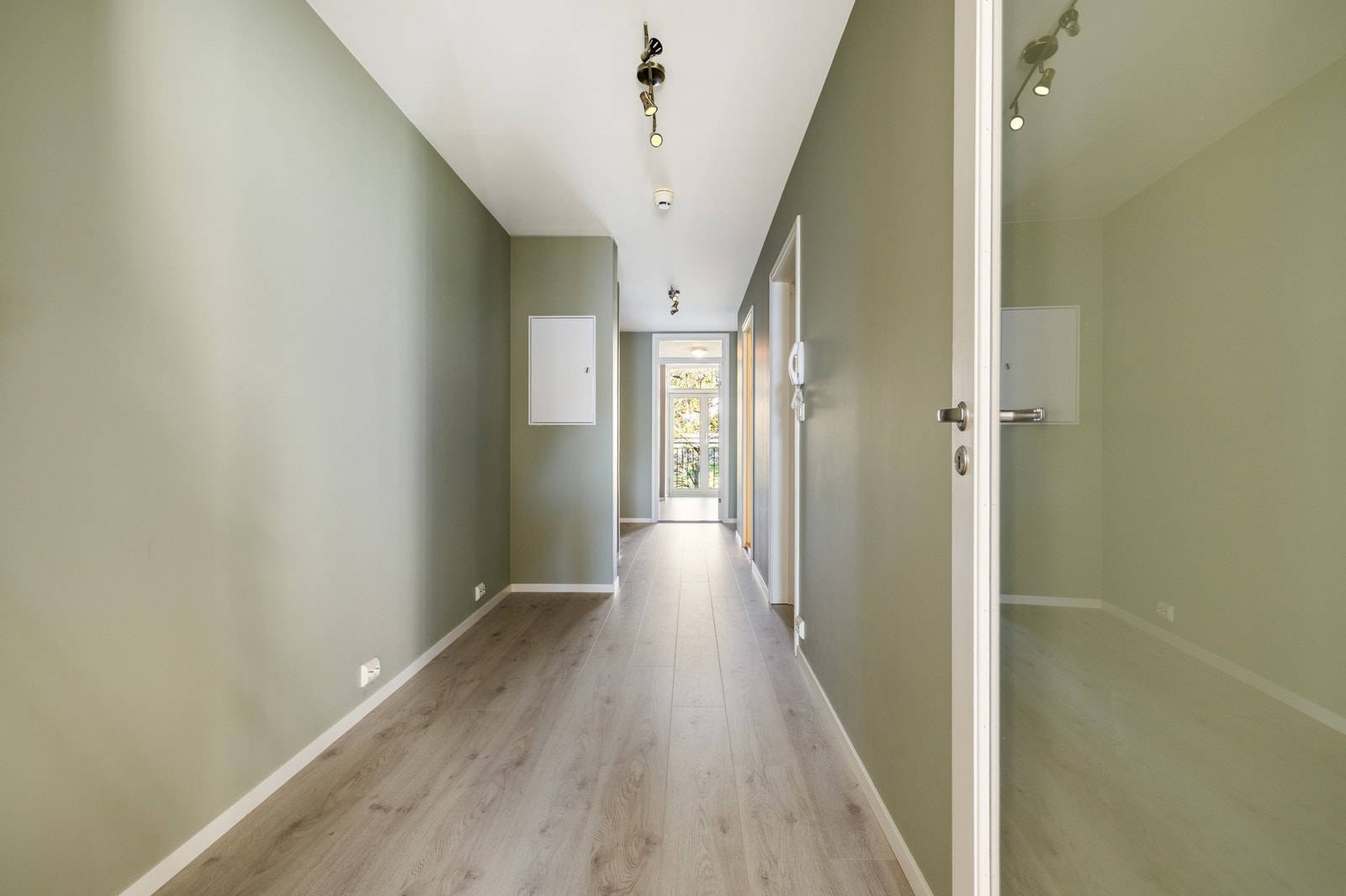 Entrèen har også nisje for montering av romslige garderobeløsninger Galleribilde