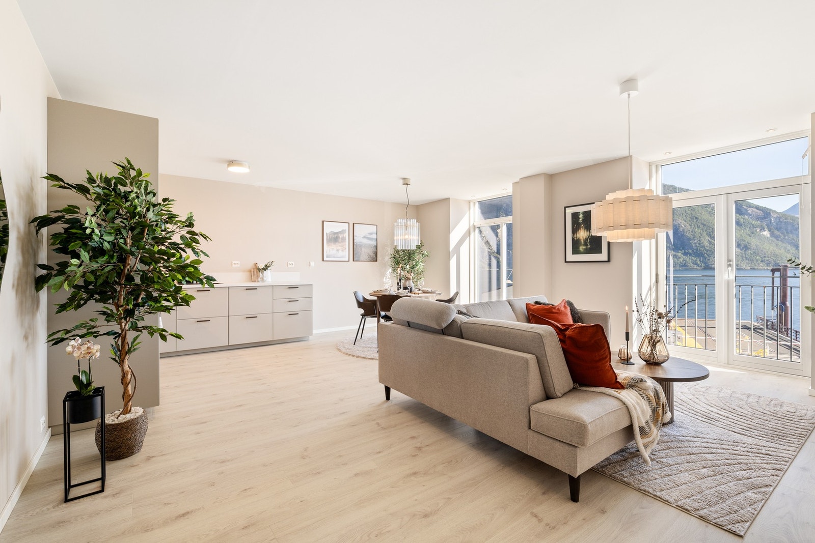 Leiligheten har blitt omfattende oppgradert i 2024/2025 med nye overflater og nytt kjøkken Galleribilde