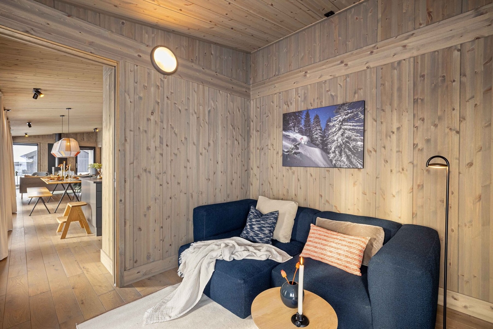 Her er ene soverommet benyttet som ekstra stue/daybed. Foto fra en av våre visningshytter Galleribilde