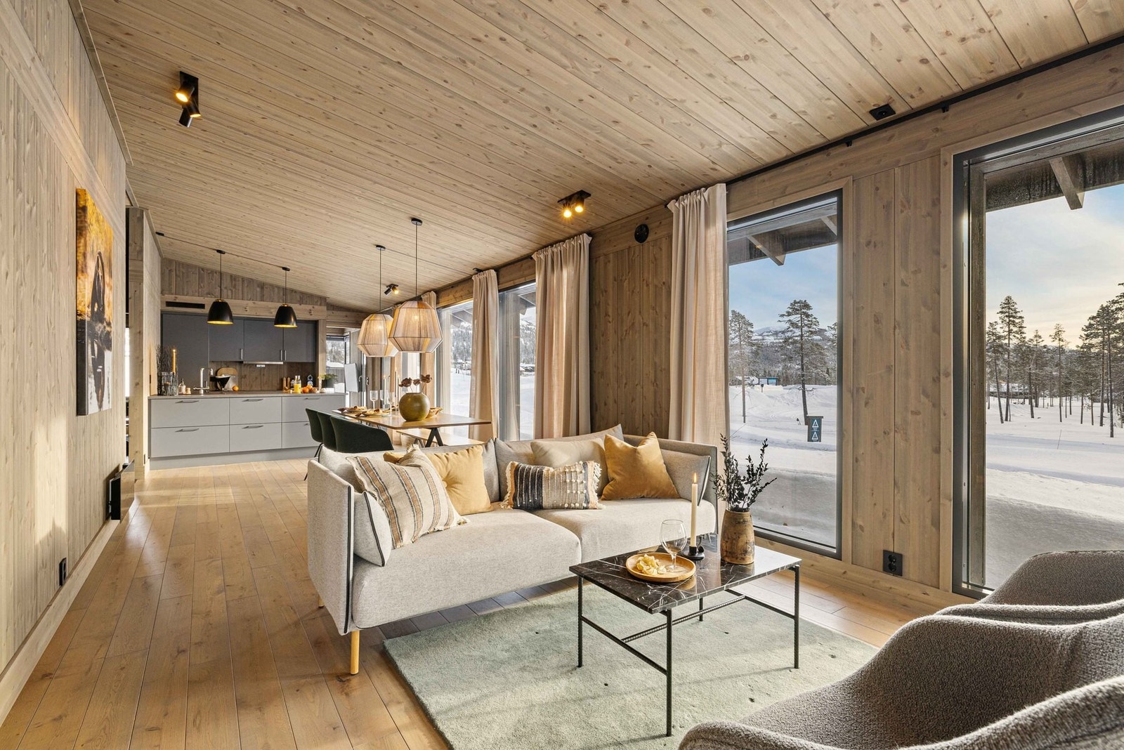 Delikate farger, heltre panel og her med eikegulv. Foto fra en av våre visningshytter Galleribilde