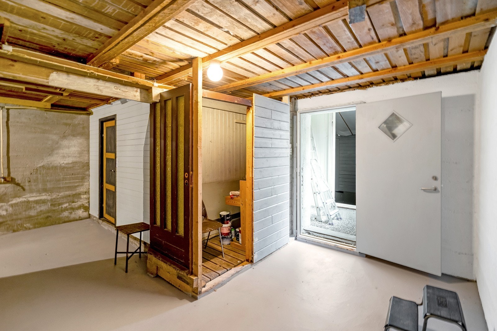 Kjeller med flere boder, trapperom, vindfang og bad. Galleribilde