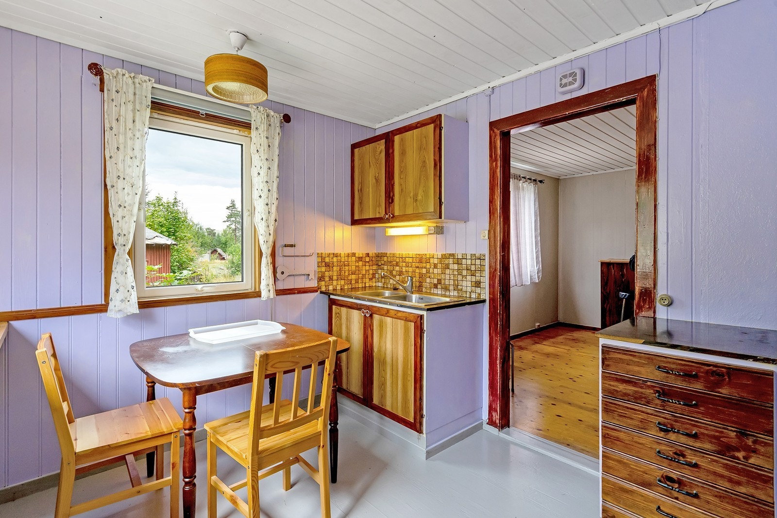 Plass til hyggelig spisegruppe ved vinduet. Galleribilde