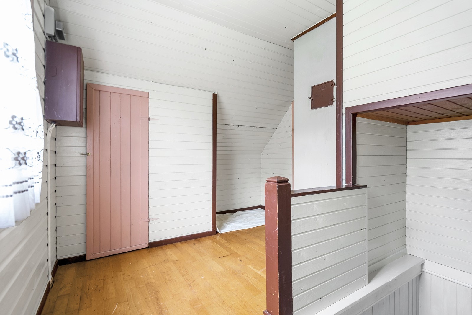 Loft med gang, trapperom, soverom og bod/kott. Galleribilde