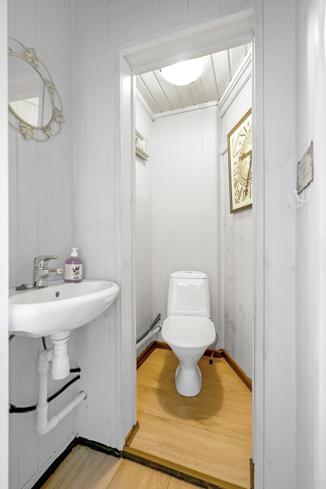 Toalettrom med toalett og vask. Galleribilde