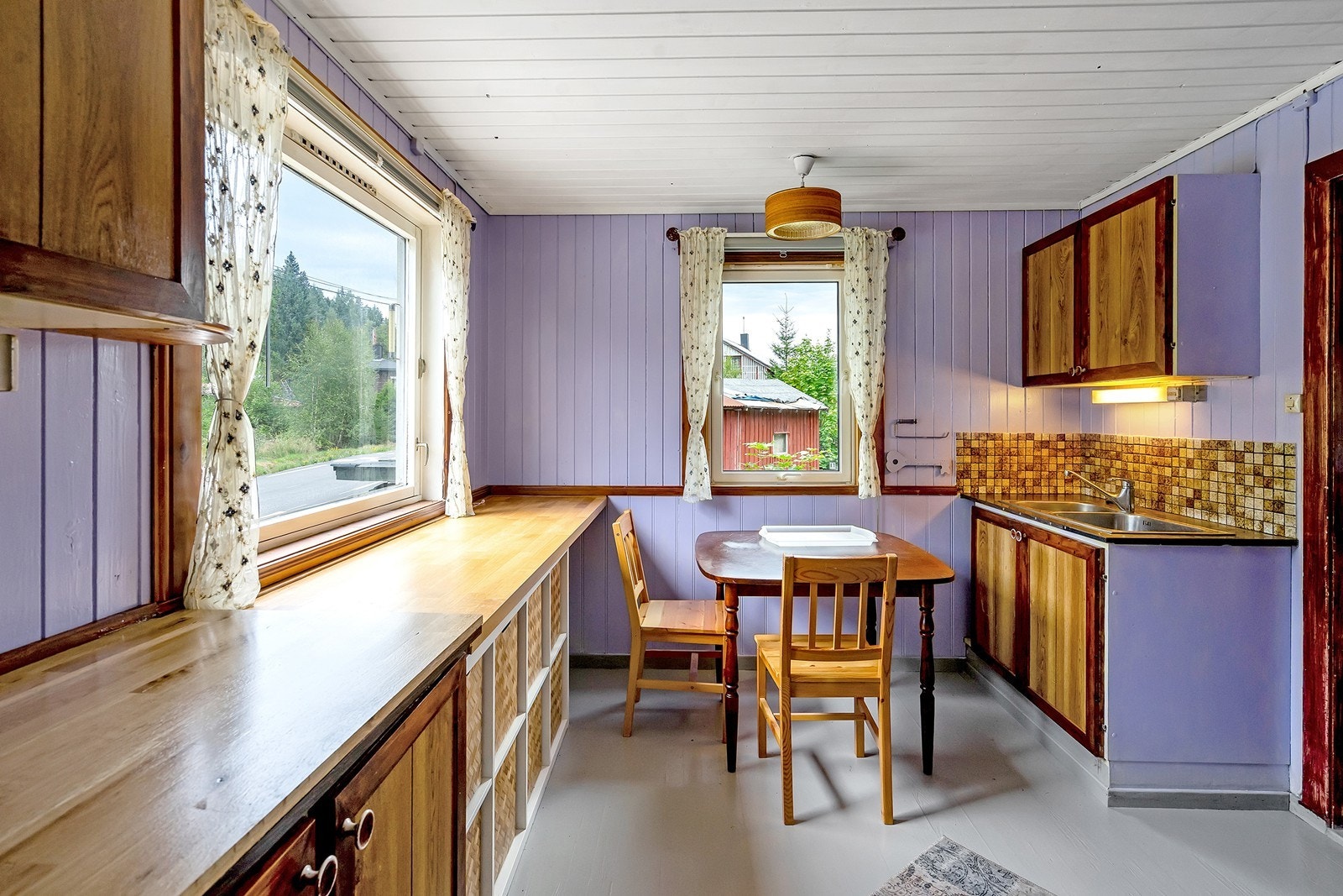 Kjøkkeninnredning med utslagsvask i stål. Galleribilde