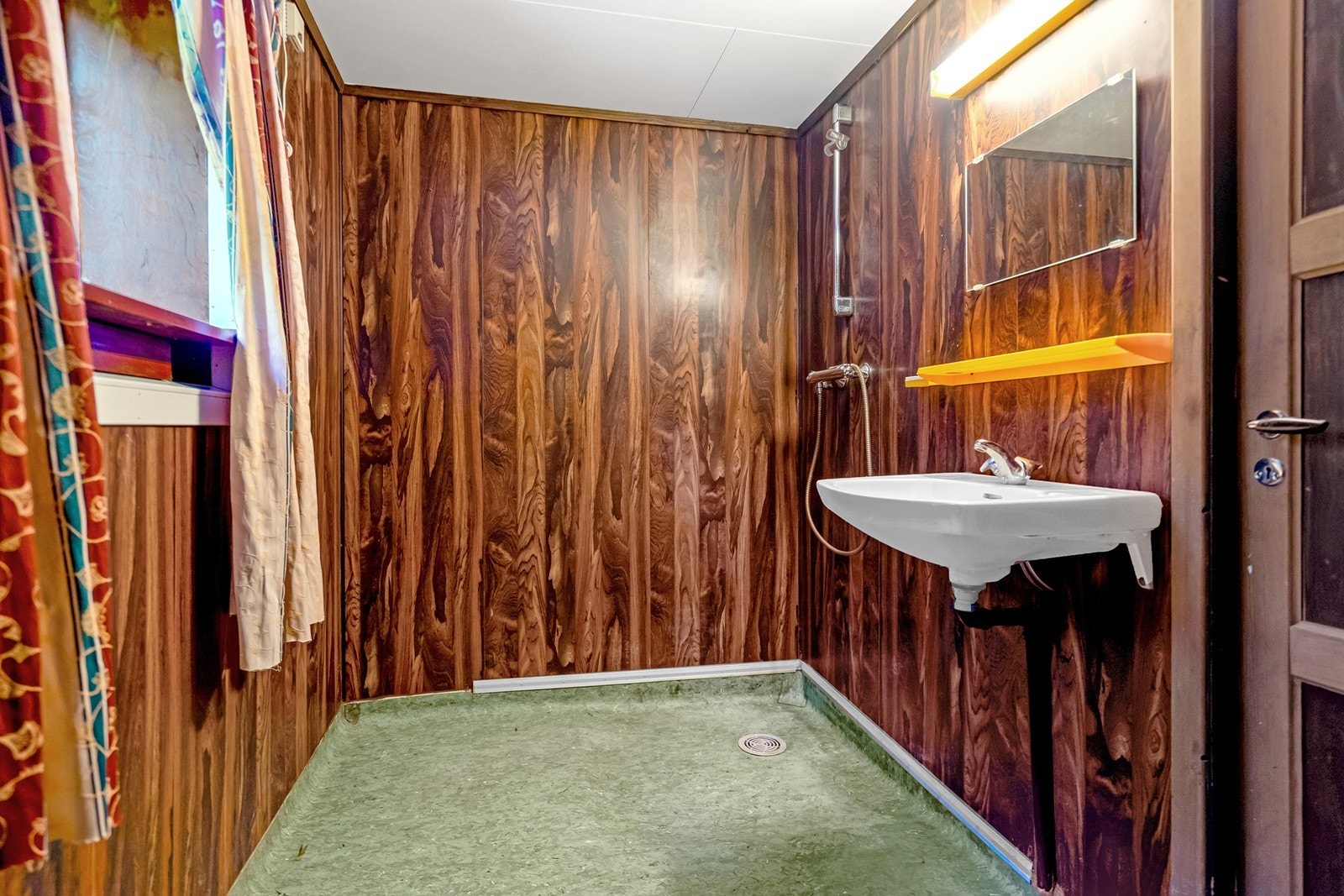 Bad med belegg på gulv, vask og dusj. Det foreligger ikke utslippstillatelse fra kommunen, se salgsoppgaven for mer info. Galleribilde