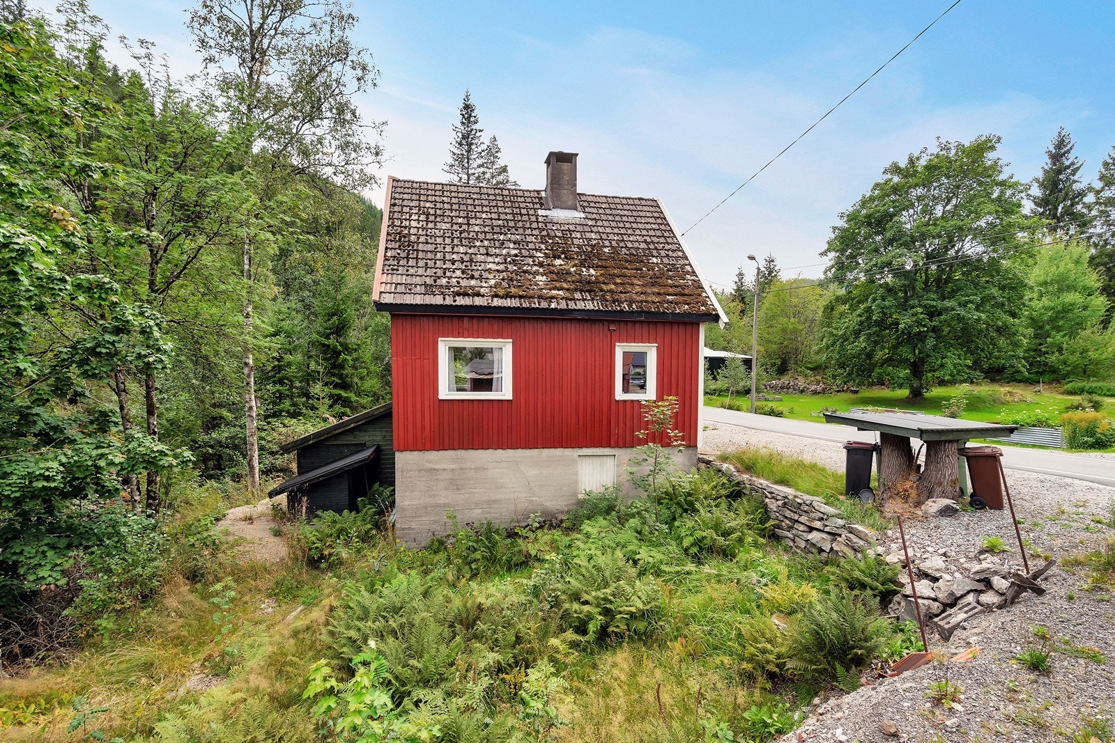 Romslig tomt på totalt ca. 4 245m². Galleribilde
