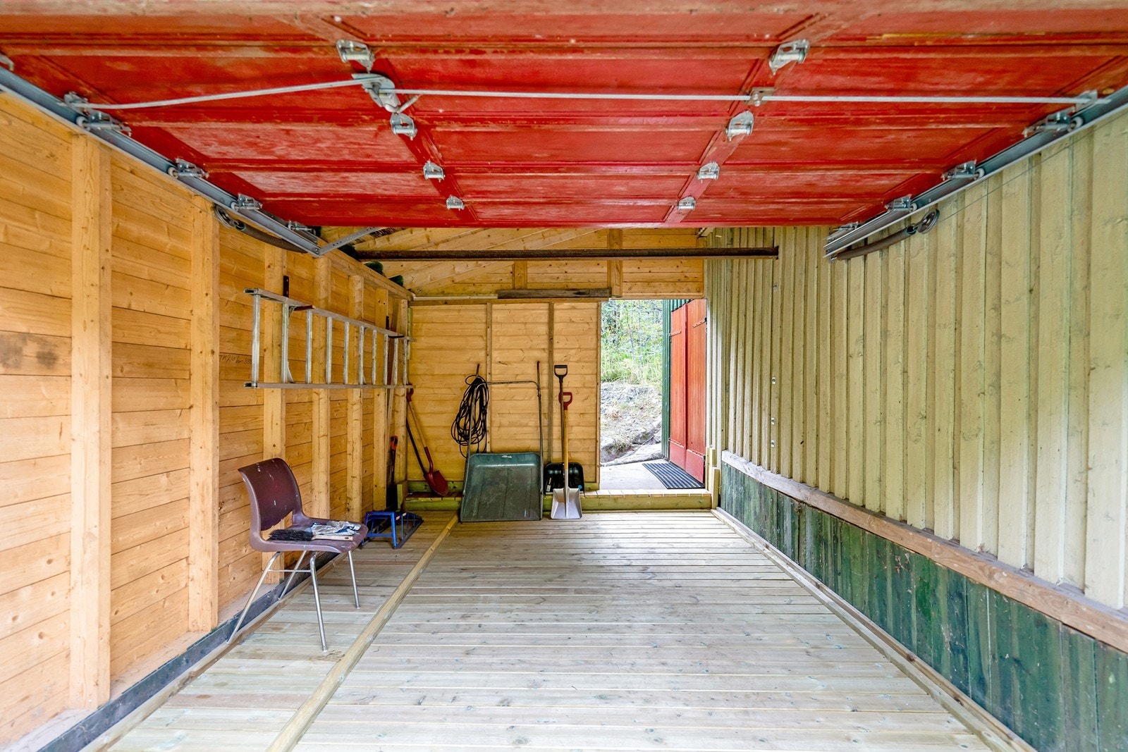 Garasje med boder. Galleribilde