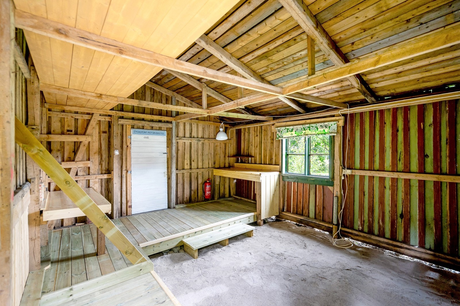 Garasje med boder. Galleribilde