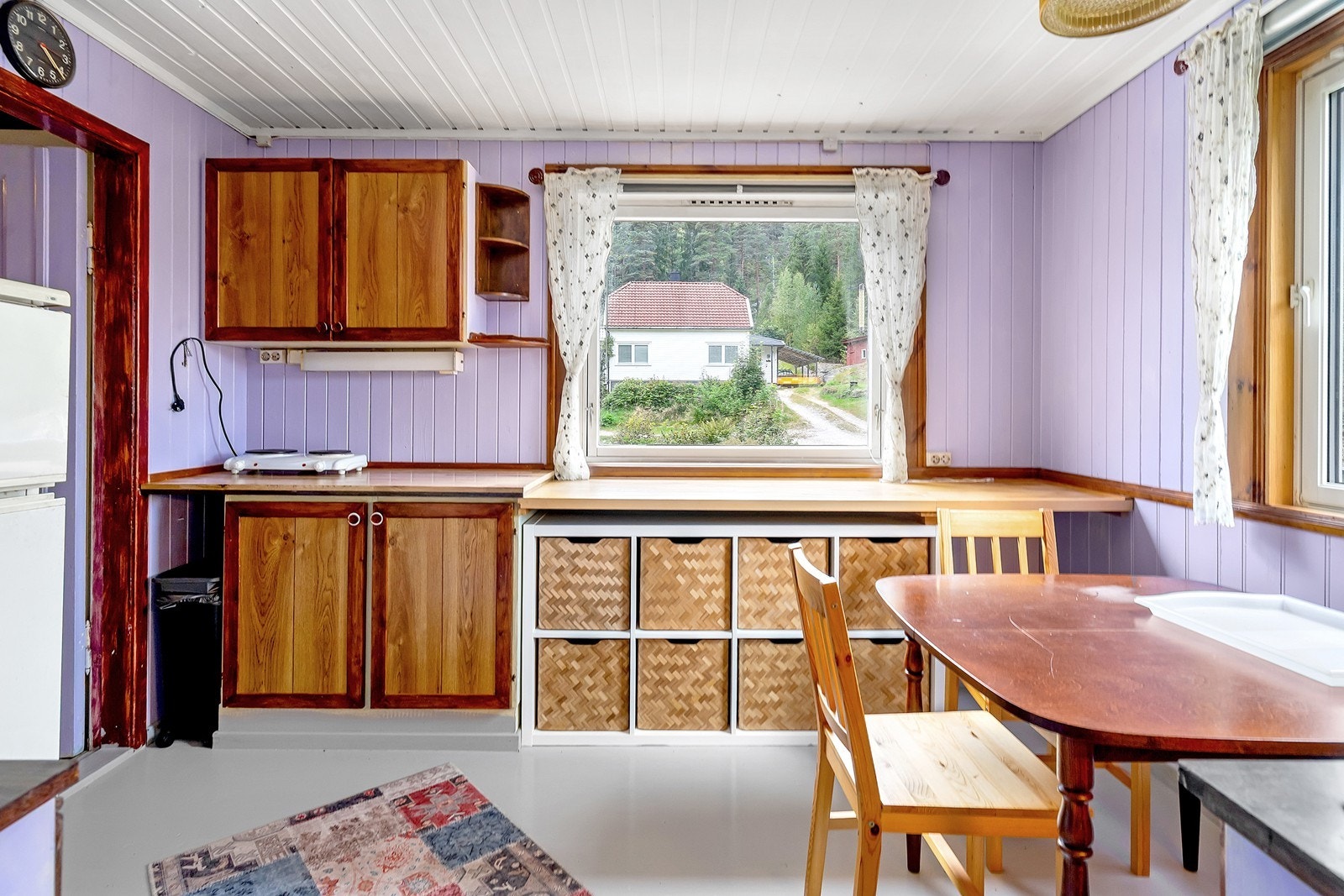 Kjøleskap og kokeplate med følger i handelen. Galleribilde