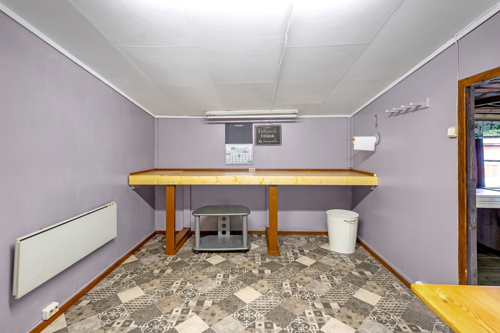 Bod i garasje. Galleribilde