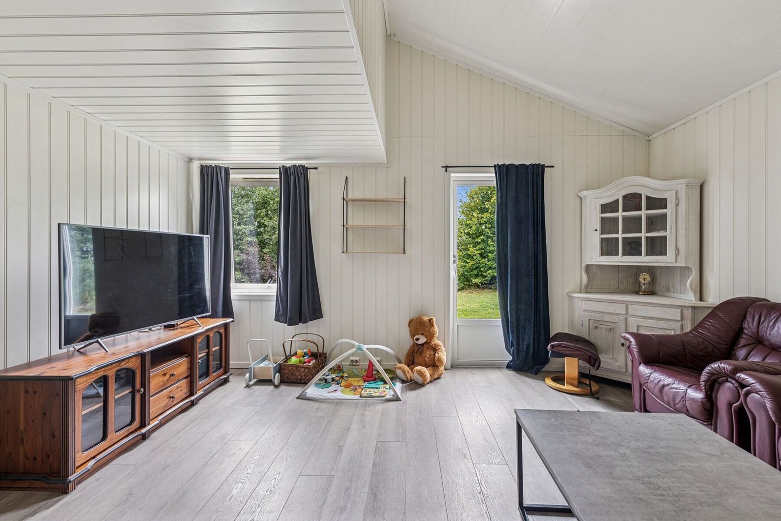 Stuen er hjemmets naturlige samlingspunkt og byr på en lys og luftig atmosfære. Galleribilde