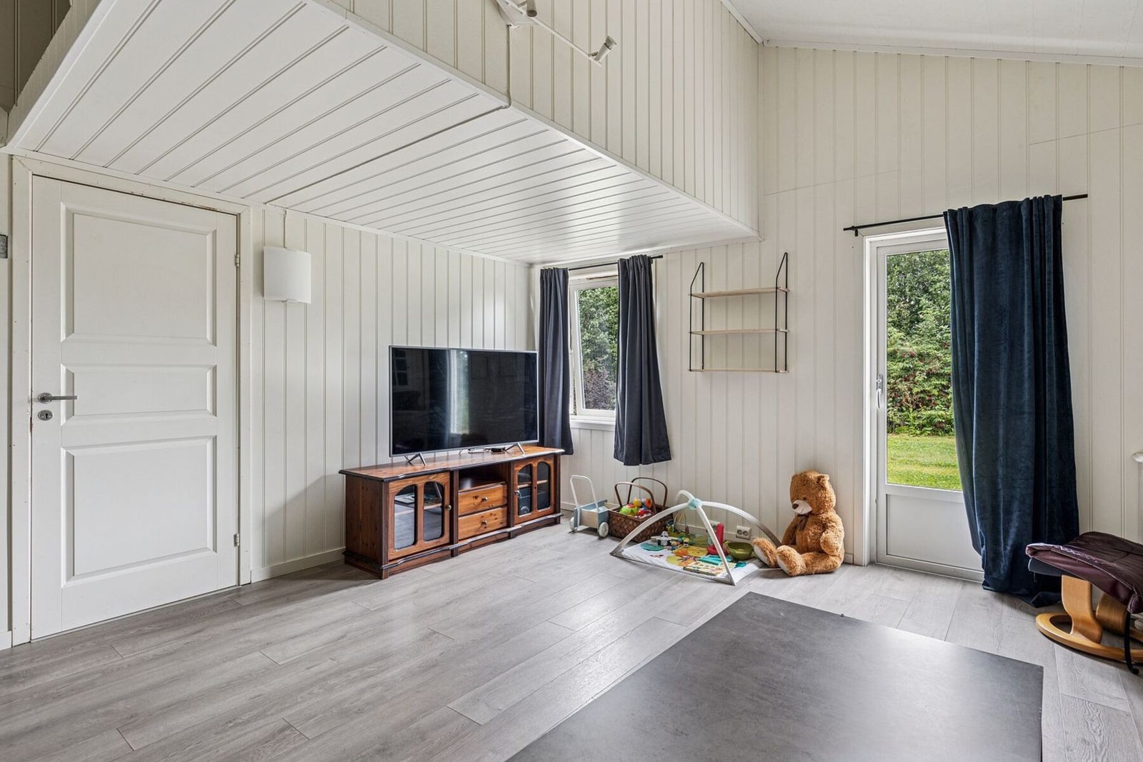 Fra stuen er det utgang til hagen, som gir en sømløs overgang mellom inne- og uteområdene. Galleribilde