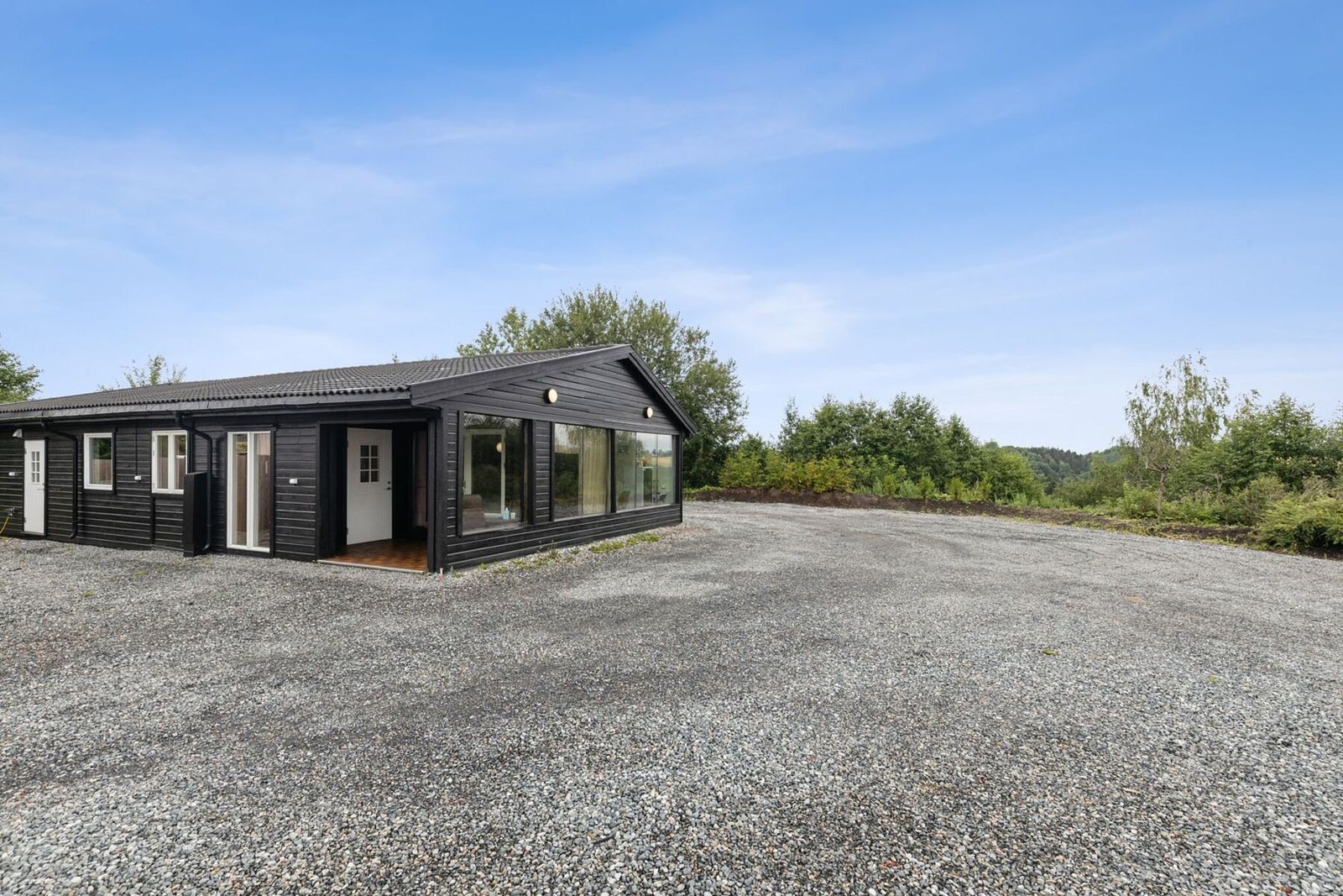 Eiendommen ligger i et rolig og familievennlig boligområde i Gjerdrum, omgitt av vakker natur og kort vei til servicetilbud. Galleribilde