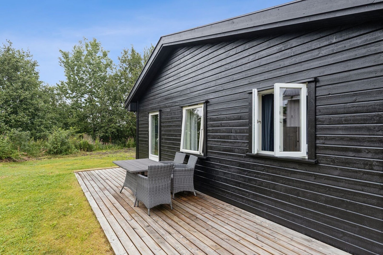 Her har du gode muligheter for utemøbler og grillplass, samt en privat og skjermet atmosfære. Galleribilde