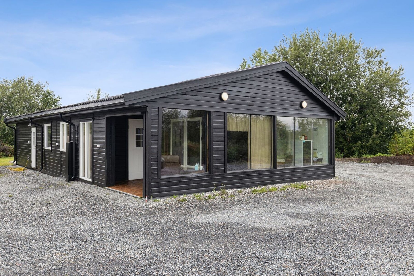 Gårdsplassen har endeløse parkeringsmuligheter, med mulighet for anleggsfartøy. Galleribilde