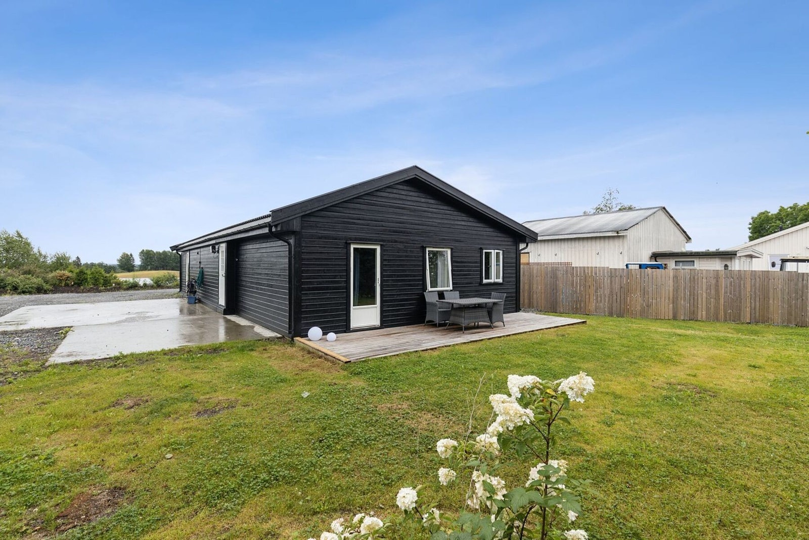 Her kan både små og store trives, enten det er lek på gressplenen eller rolige stunder på terrassen. Galleribilde