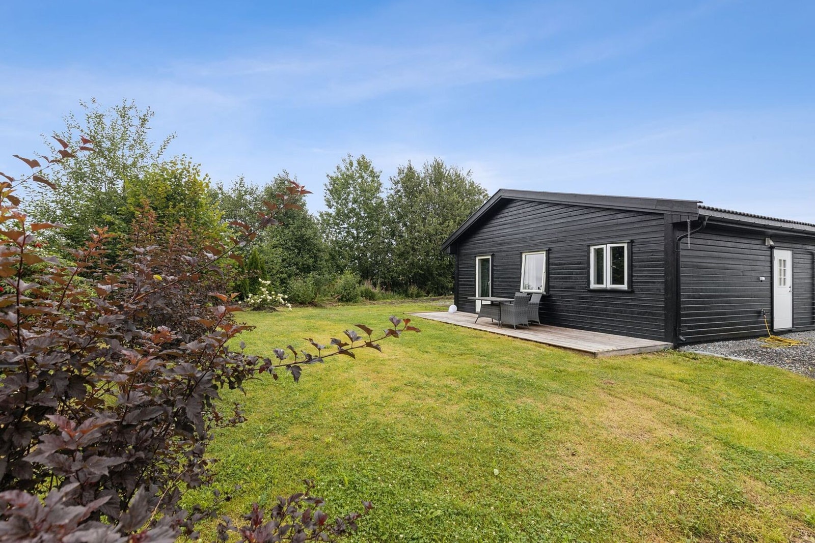 Tomten har terrasseplatting, lune uteområder og plass nok til å anlegge drømmehage eller privat oase. Galleribilde