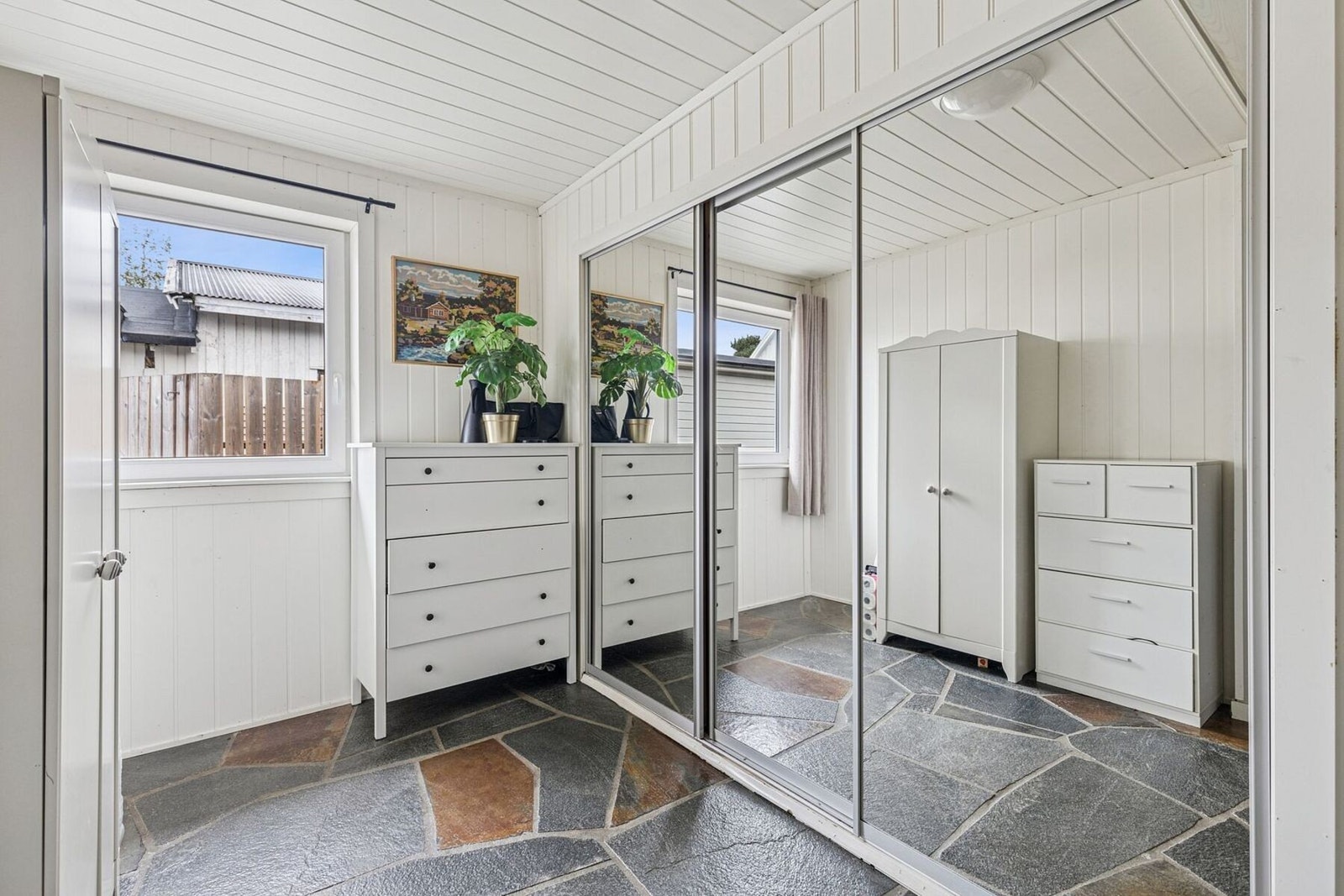 Gang med romslig skyvedørsgarderobe til oppbevaring. Galleribilde