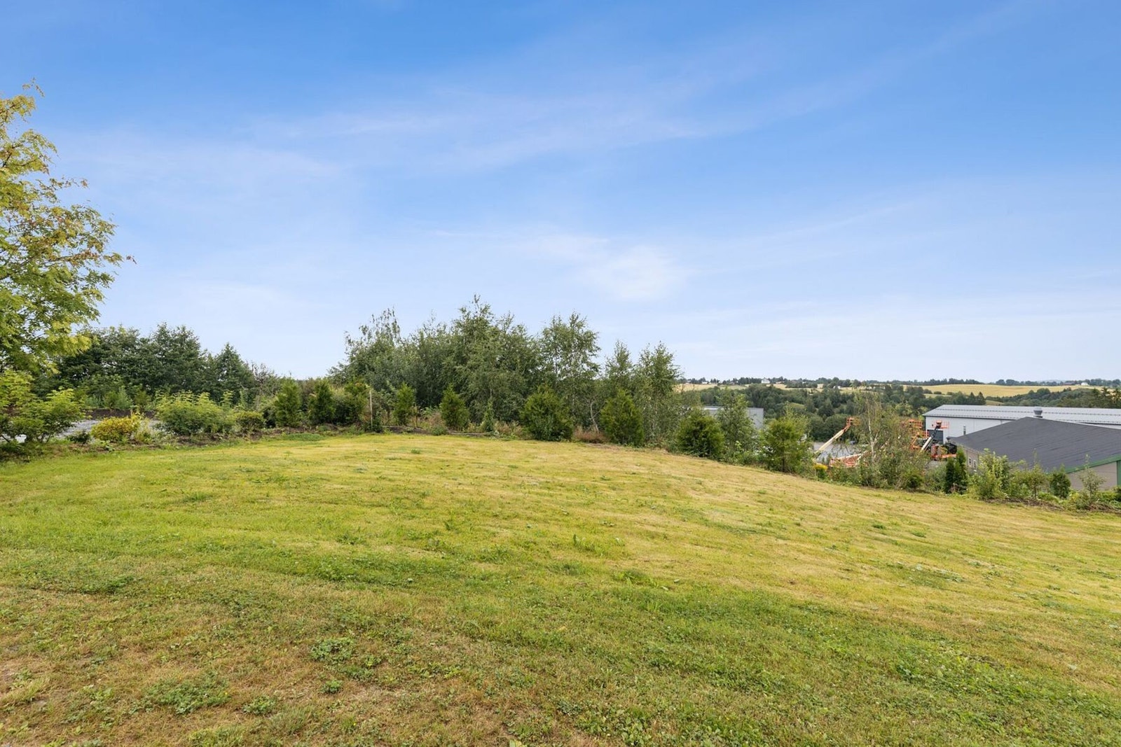 Tomten er på hele 2.7 daa, og gir gode muligheter til opparbeidelse etter egne ønsker. Galleribilde