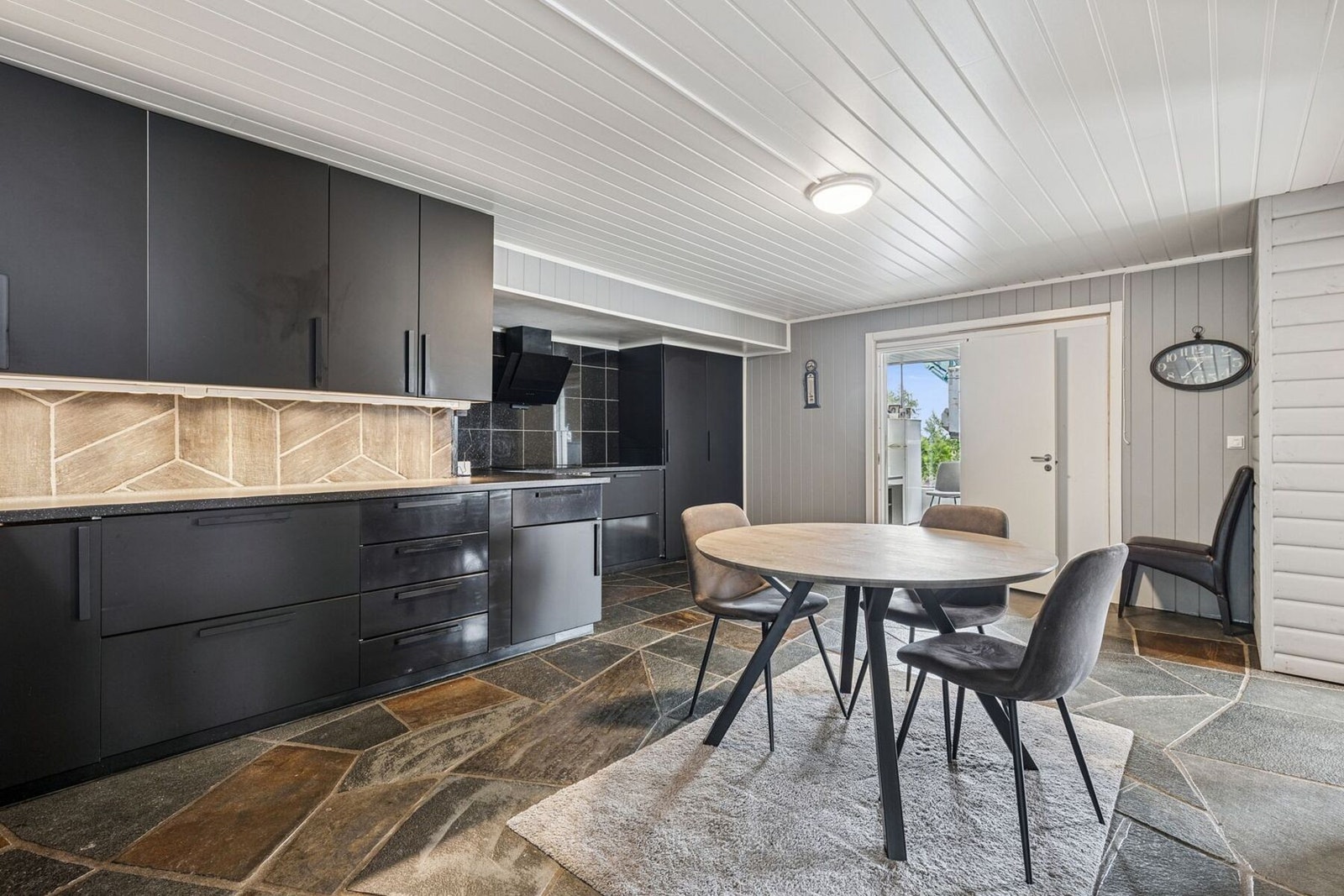 Laminat benkeplate kombinert med spennende fliser på vegg gir et lunt preg og et gjennomført helhetsinntrykk. Galleribilde