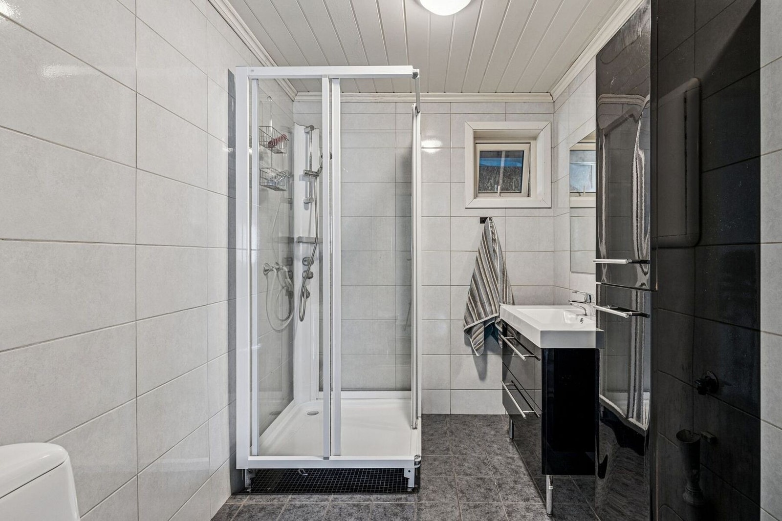 Badet er helfliset og innredet i tidsriktige materialer. Galleribilde